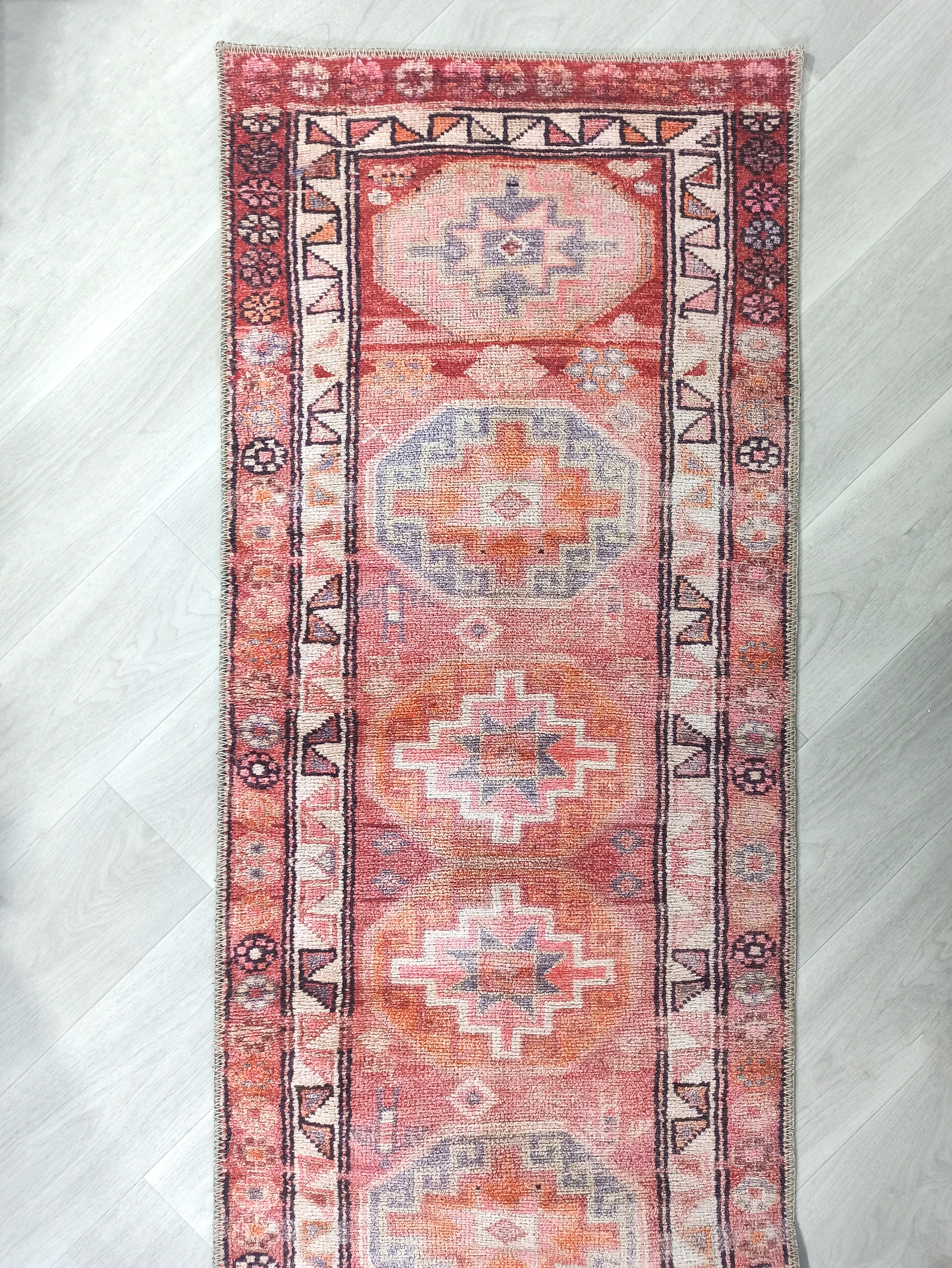 Grauer Vintage-Teppich mit geometrischem Muster