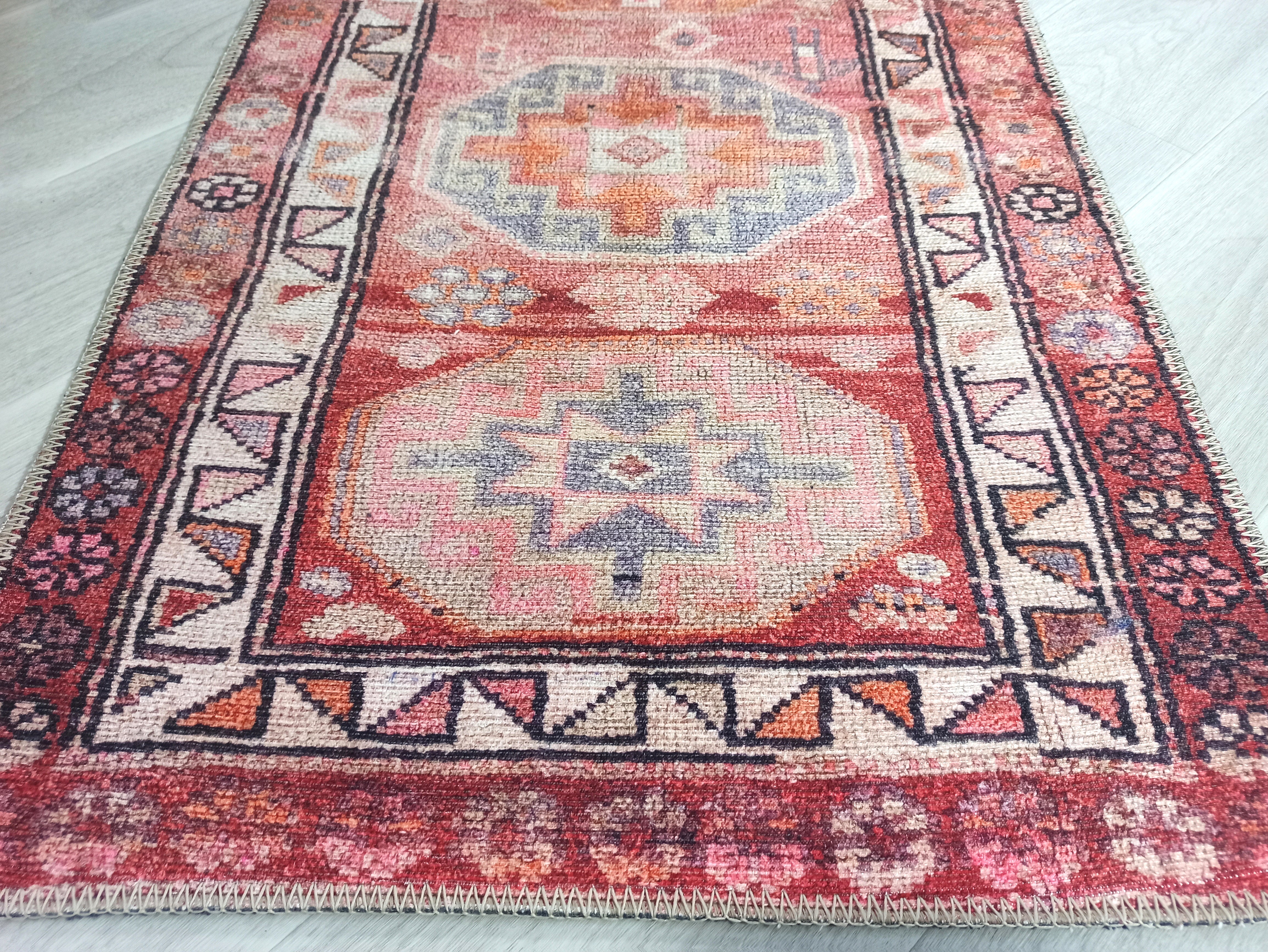 Grauer Vintage-Teppich mit geometrischem Muster