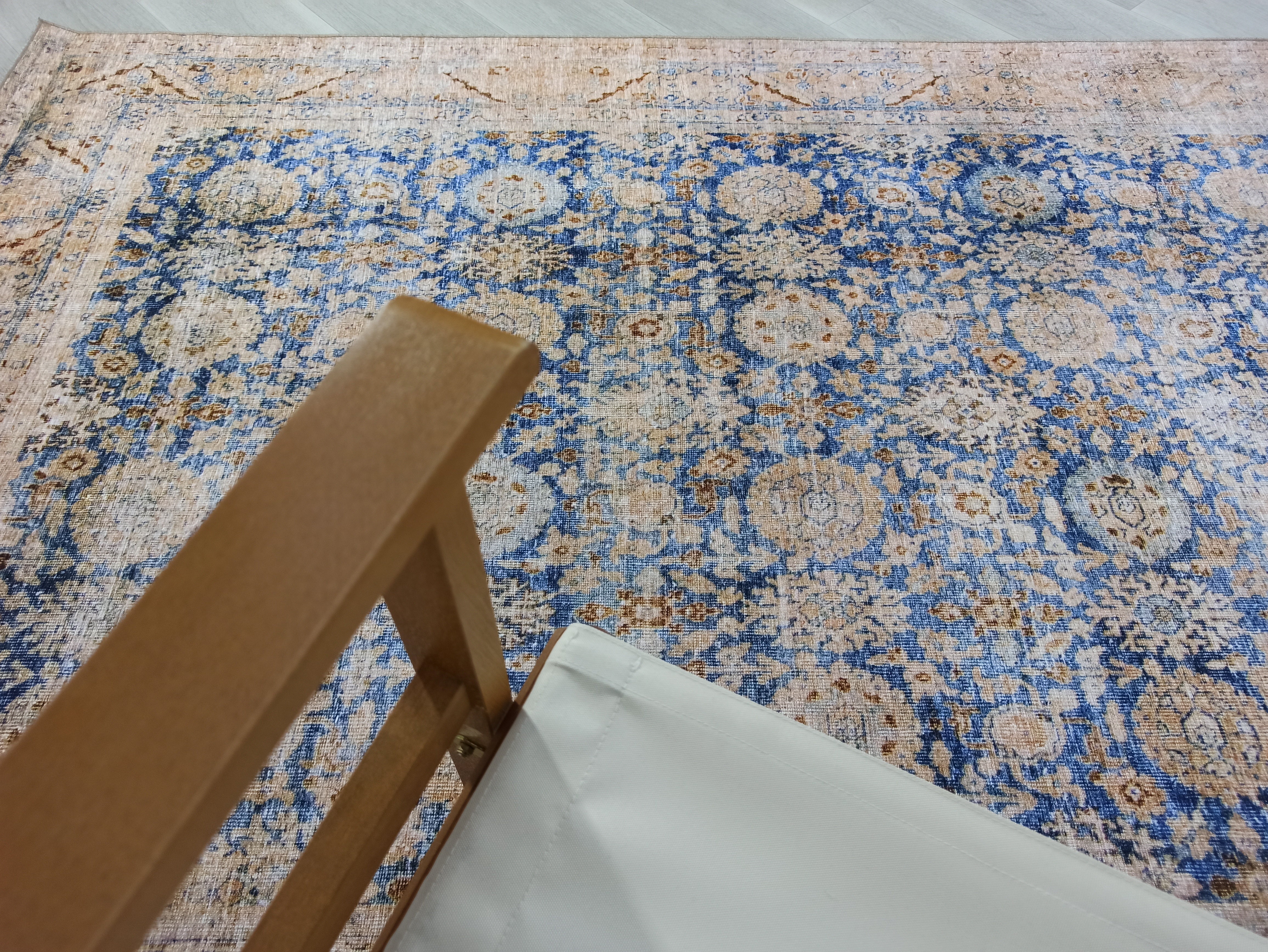 Rot-blauer Vintage-Teppich mit Medaillonmuster