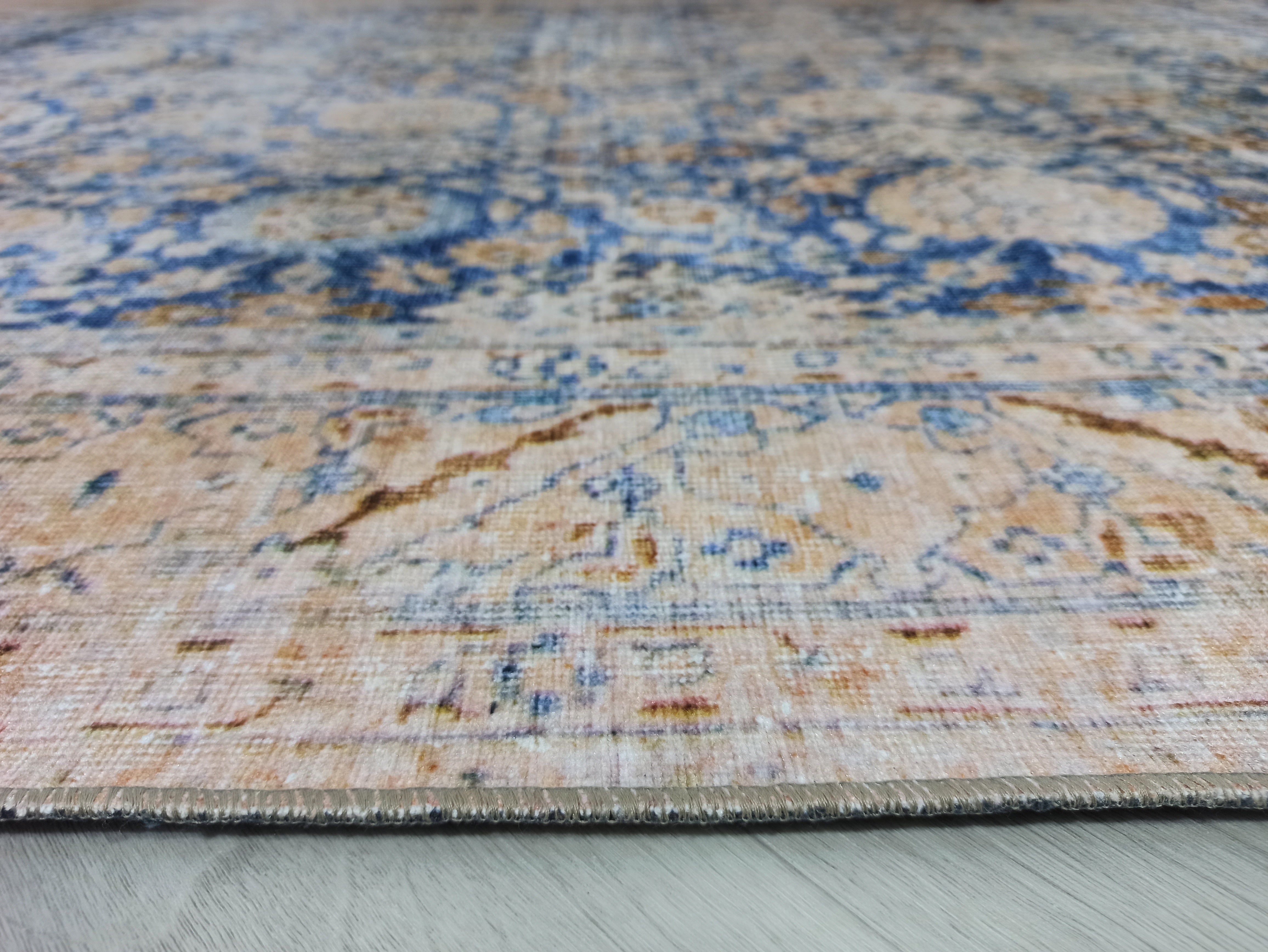 Rot-blauer Vintage-Teppich mit Medaillonmuster