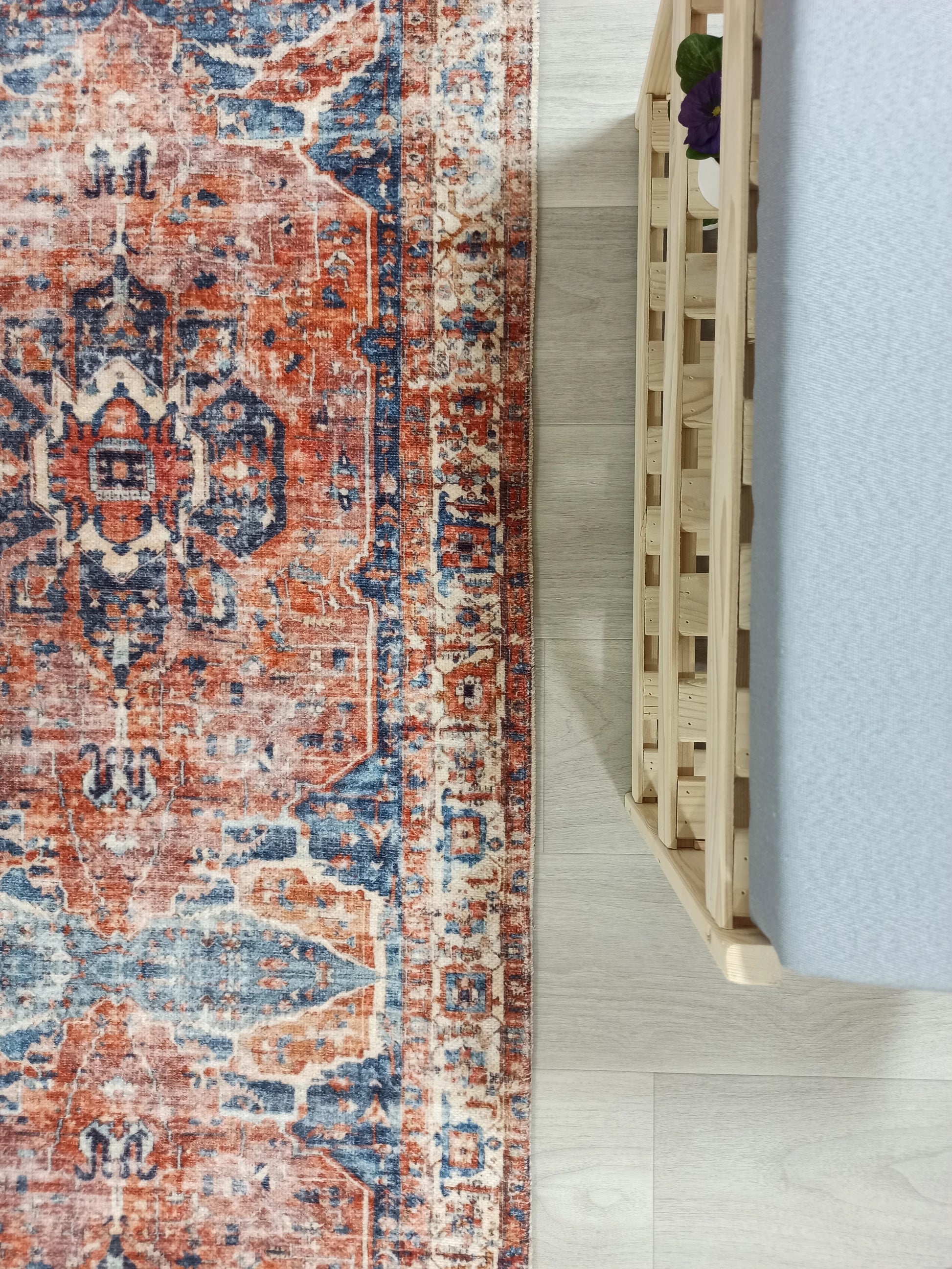 Pas Kırmızısı ve Lacivert Medalyonlu Vintage Halı