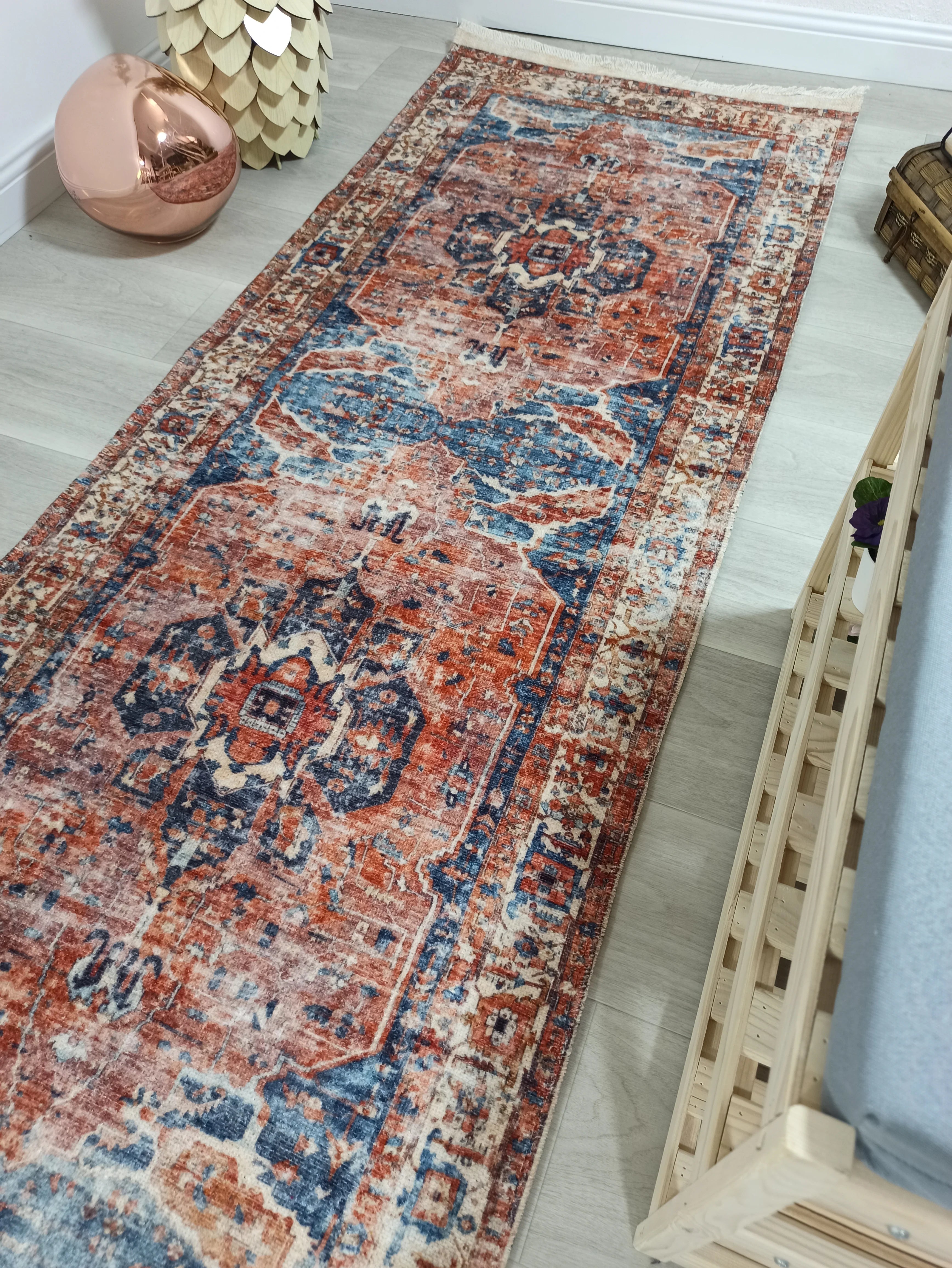 Pas Kırmızısı ve Lacivert Medalyonlu Vintage Halı