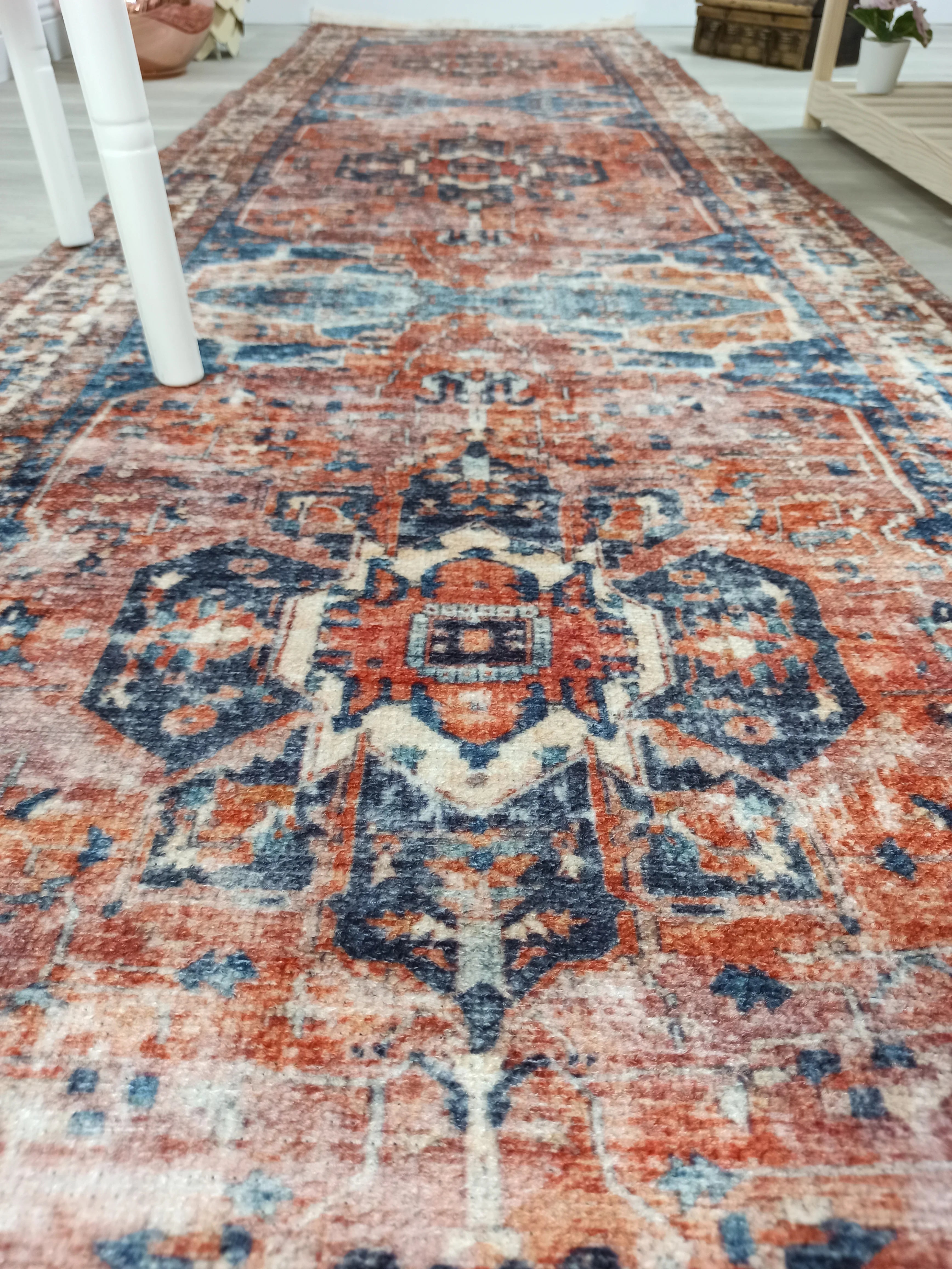 Pas Kırmızısı ve Lacivert Medalyonlu Vintage Halı