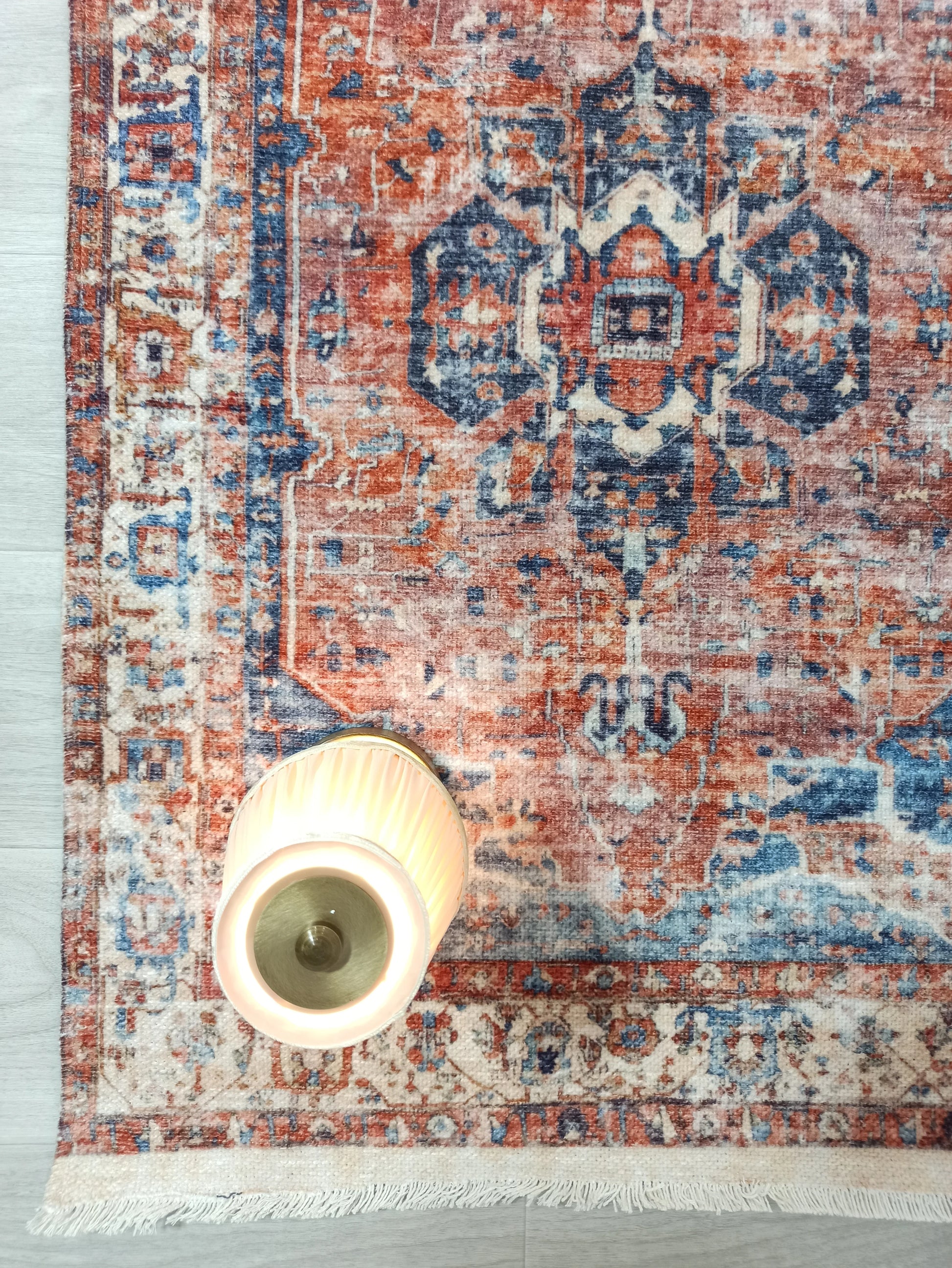 Pas Kırmızısı ve Lacivert Medalyonlu Vintage Halı