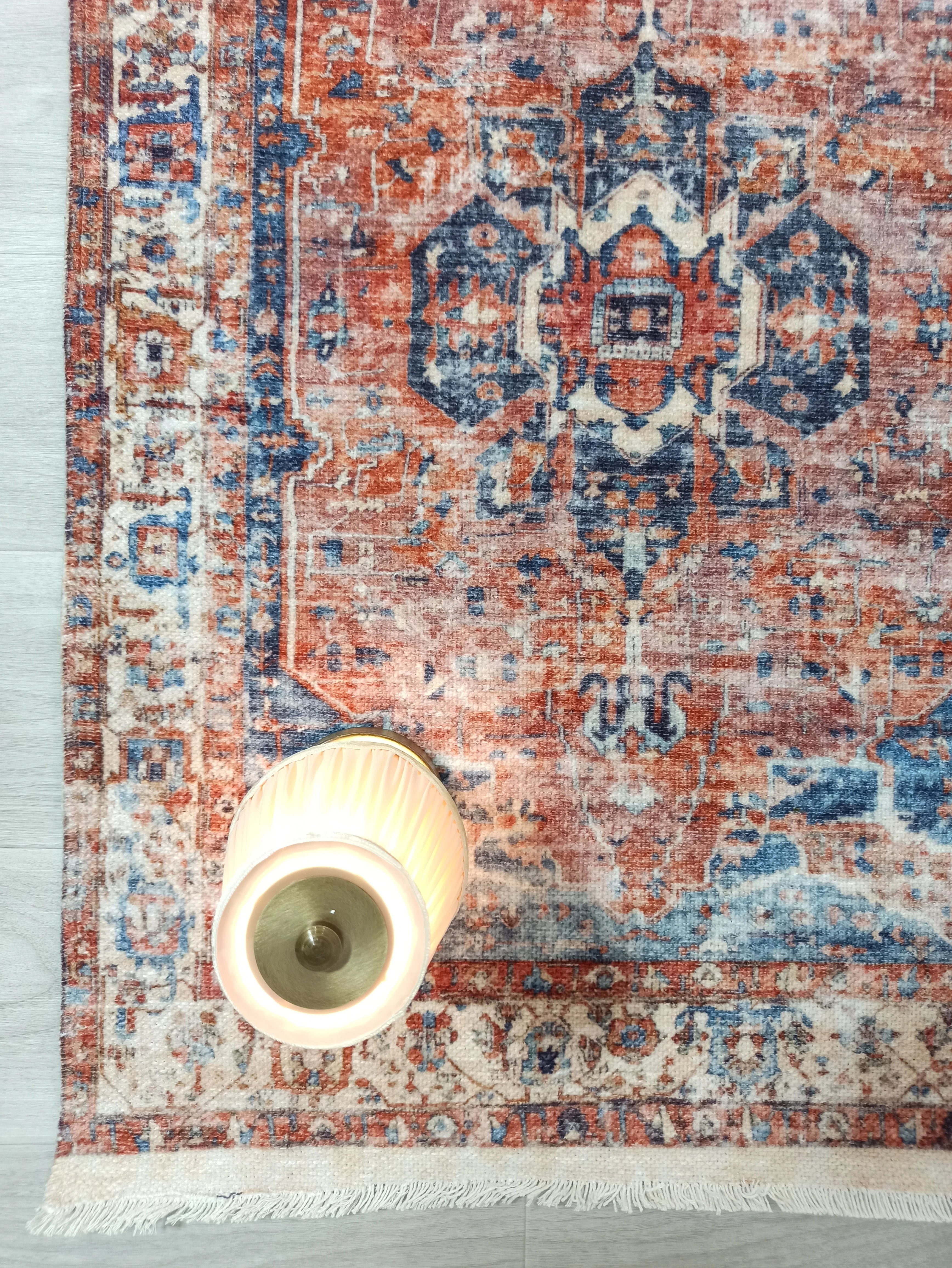 Pas Kırmızısı ve Lacivert Medalyonlu Vintage Halı