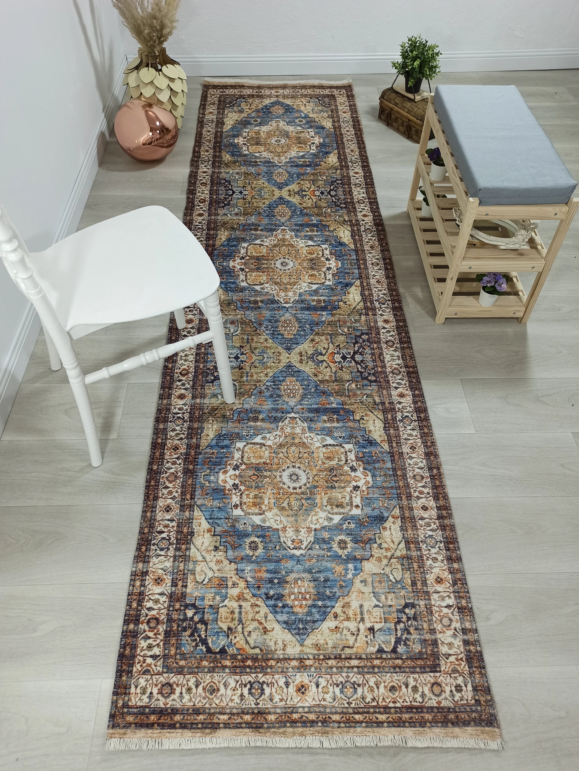 Lacivert ve Hardal Sarısı Medalyonlu Geleneksel Halı