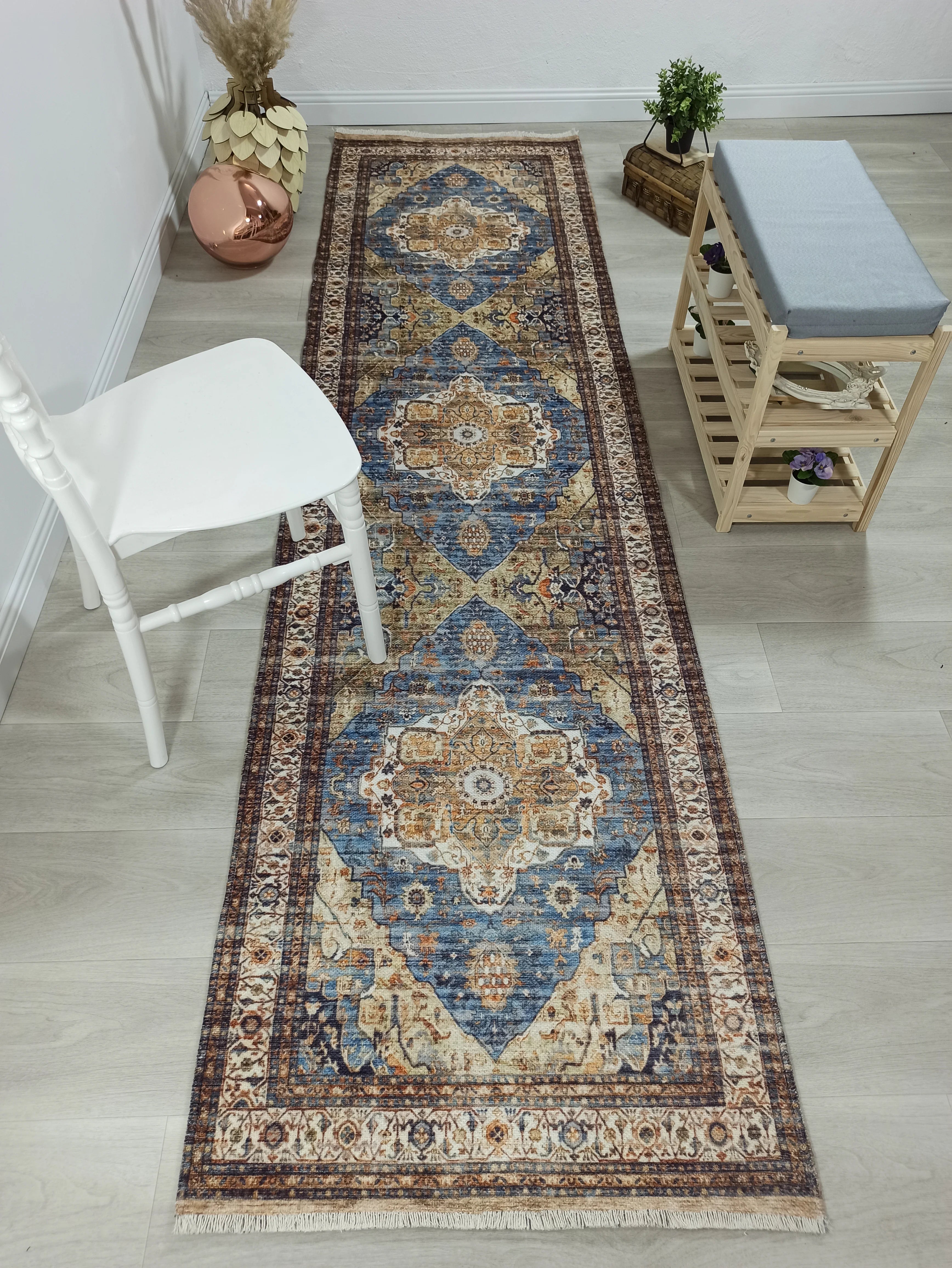 Lacivert ve Hardal Sarısı Medalyonlu Geleneksel Halı