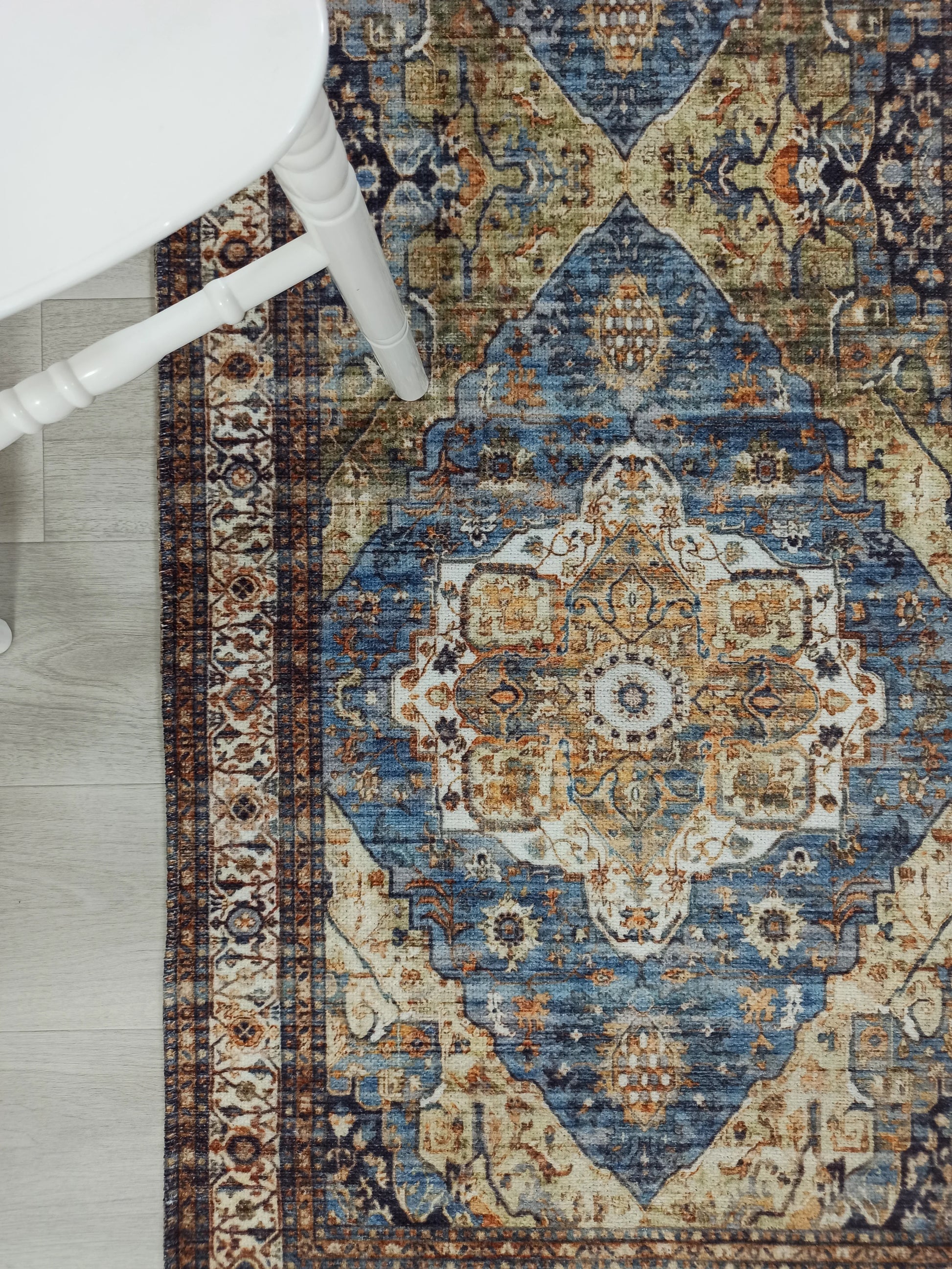 Lacivert ve Hardal Sarısı Medalyonlu Geleneksel Halı