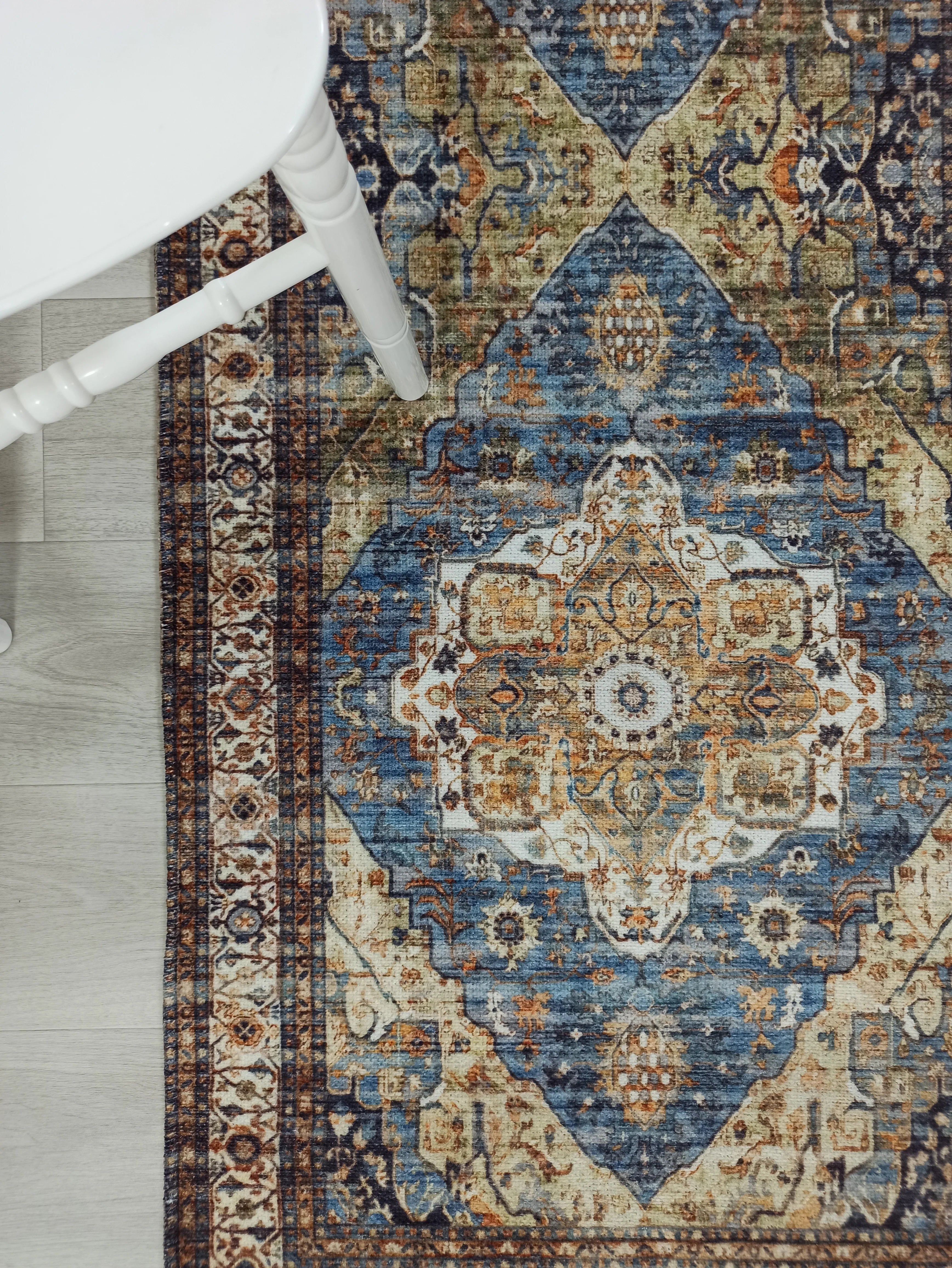 Lacivert ve Hardal Sarısı Medalyonlu Geleneksel Halı