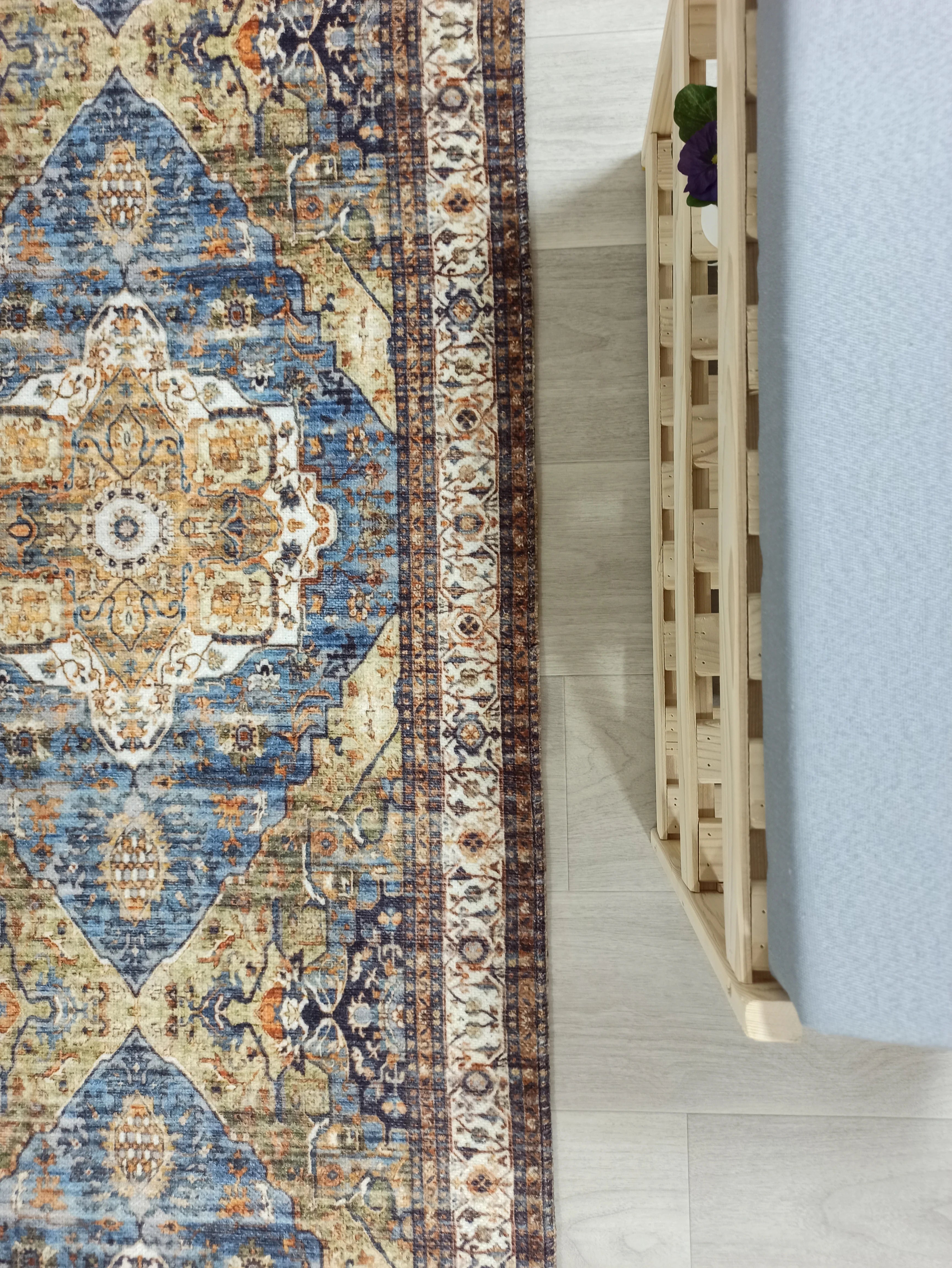 Lacivert ve Hardal Sarısı Medalyonlu Geleneksel Halı