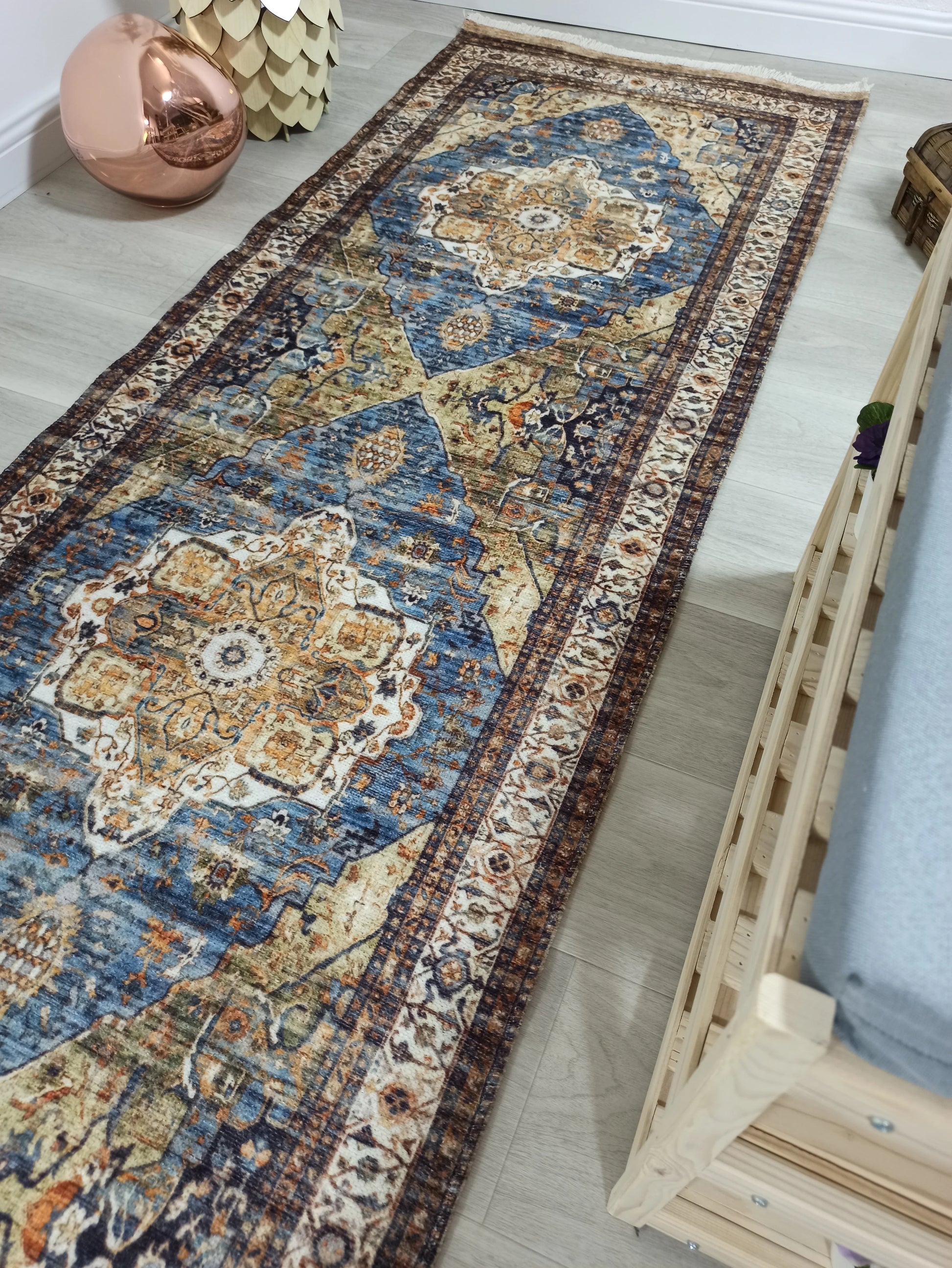 Lacivert ve Hardal Sarısı Medalyonlu Geleneksel Halı