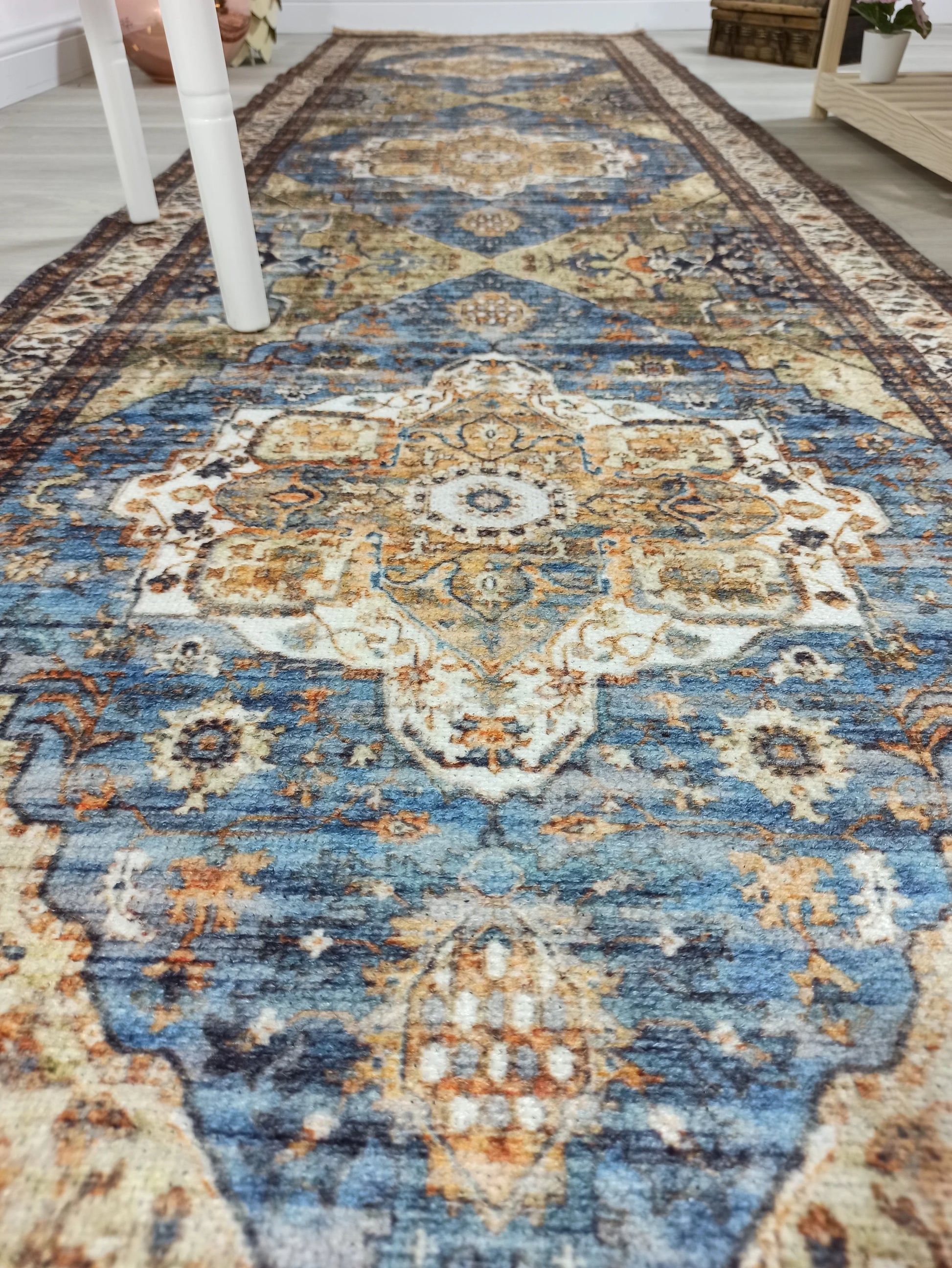 Lacivert ve Hardal Sarısı Medalyonlu Geleneksel Halı