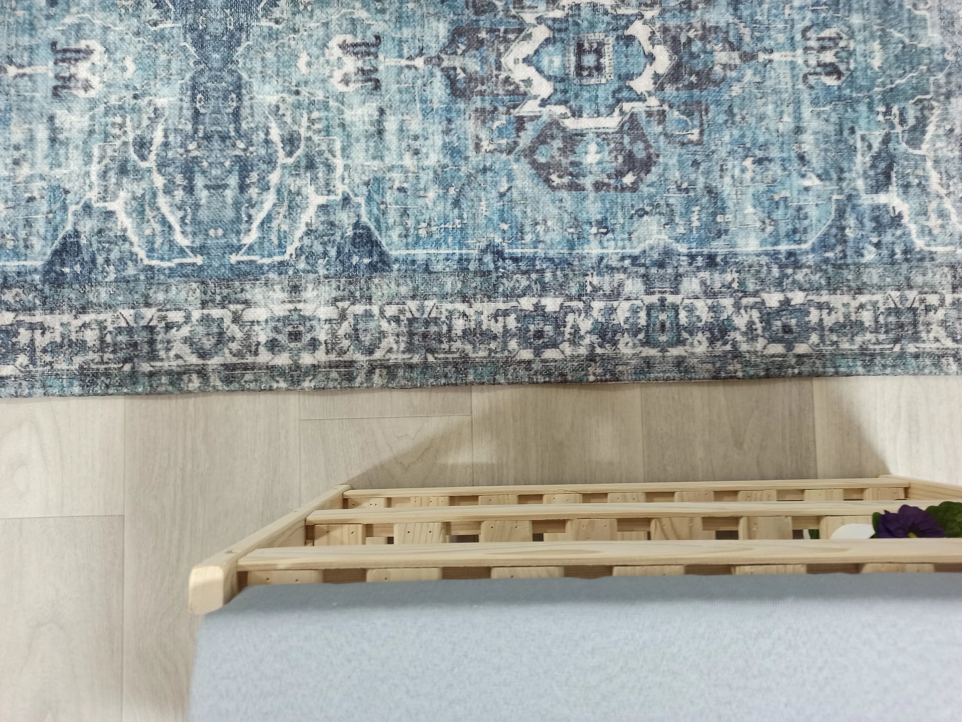 Lacivert ve Buz Mavisi Eskitme Medalyonlu Vintage Halı