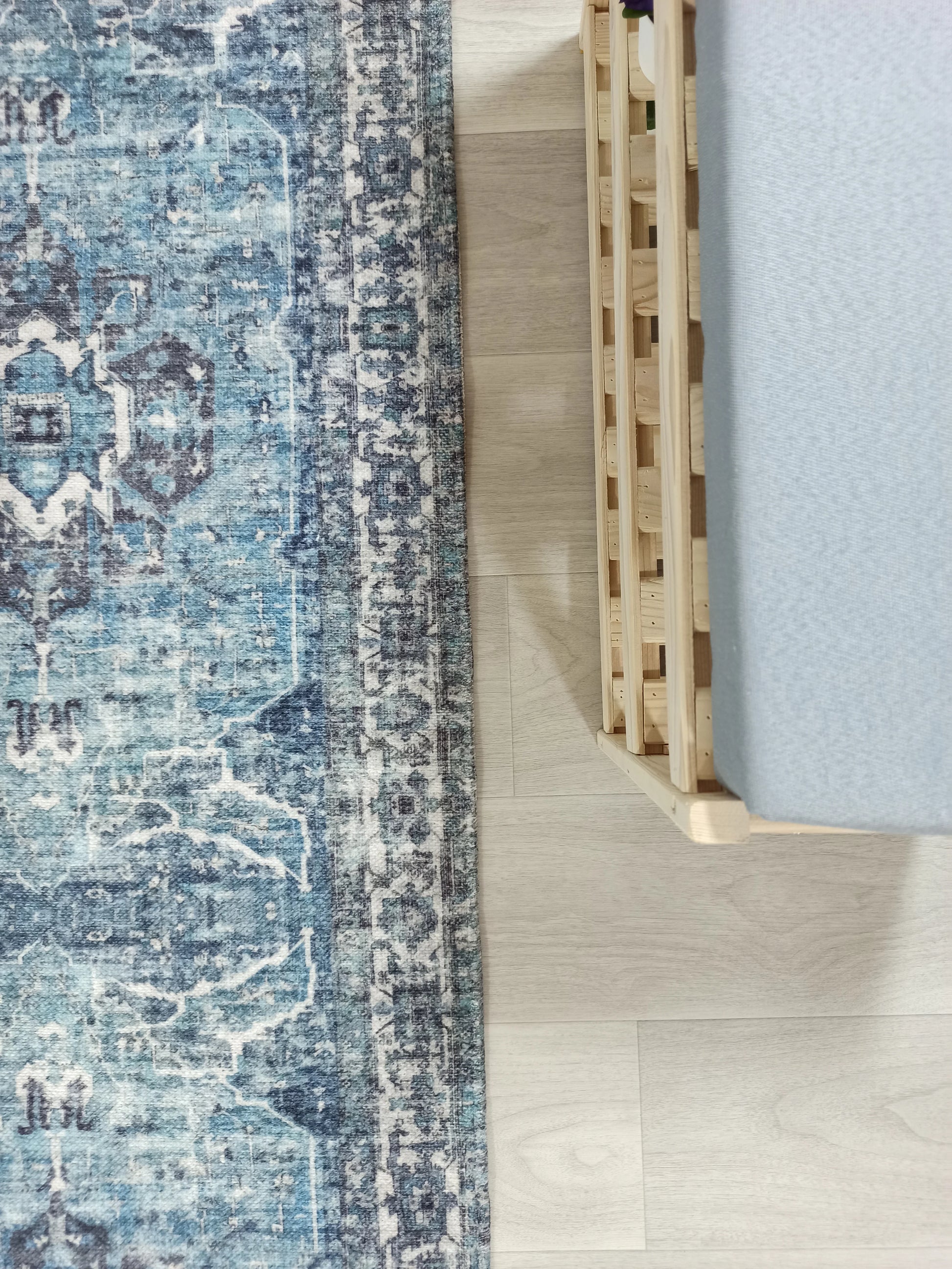 Lacivert ve Buz Mavisi Eskitme Medalyonlu Vintage Halı