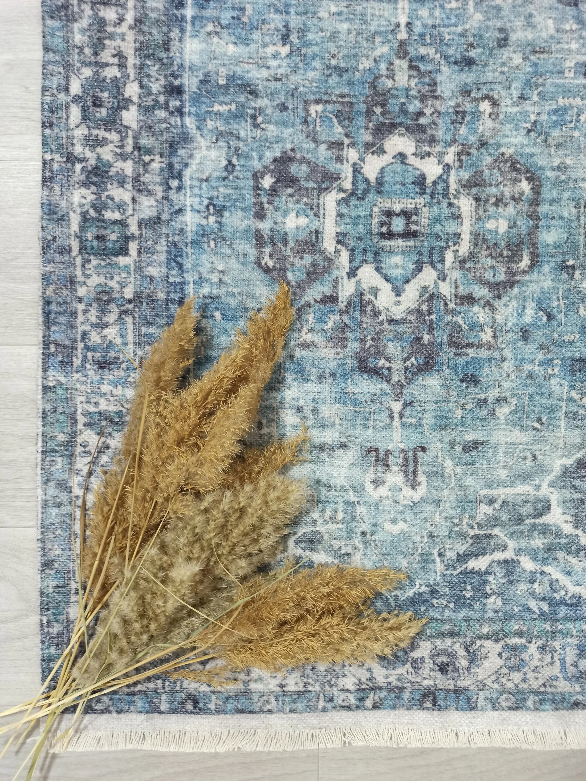 Lacivert ve Buz Mavisi Eskitme Medalyonlu Vintage Halı