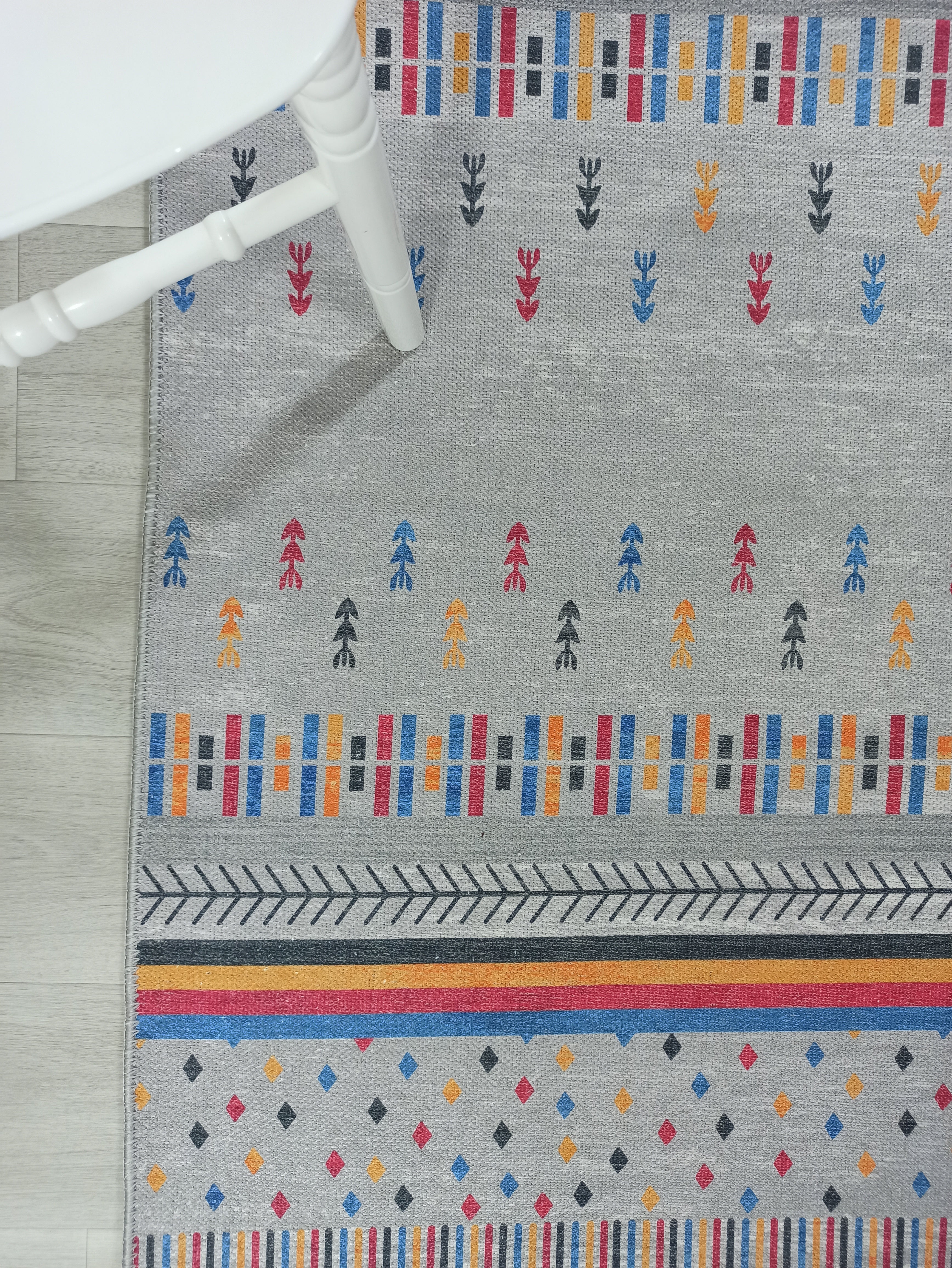 Gri ve Çok Renkli Geometrik Desenli Modern Yolluk