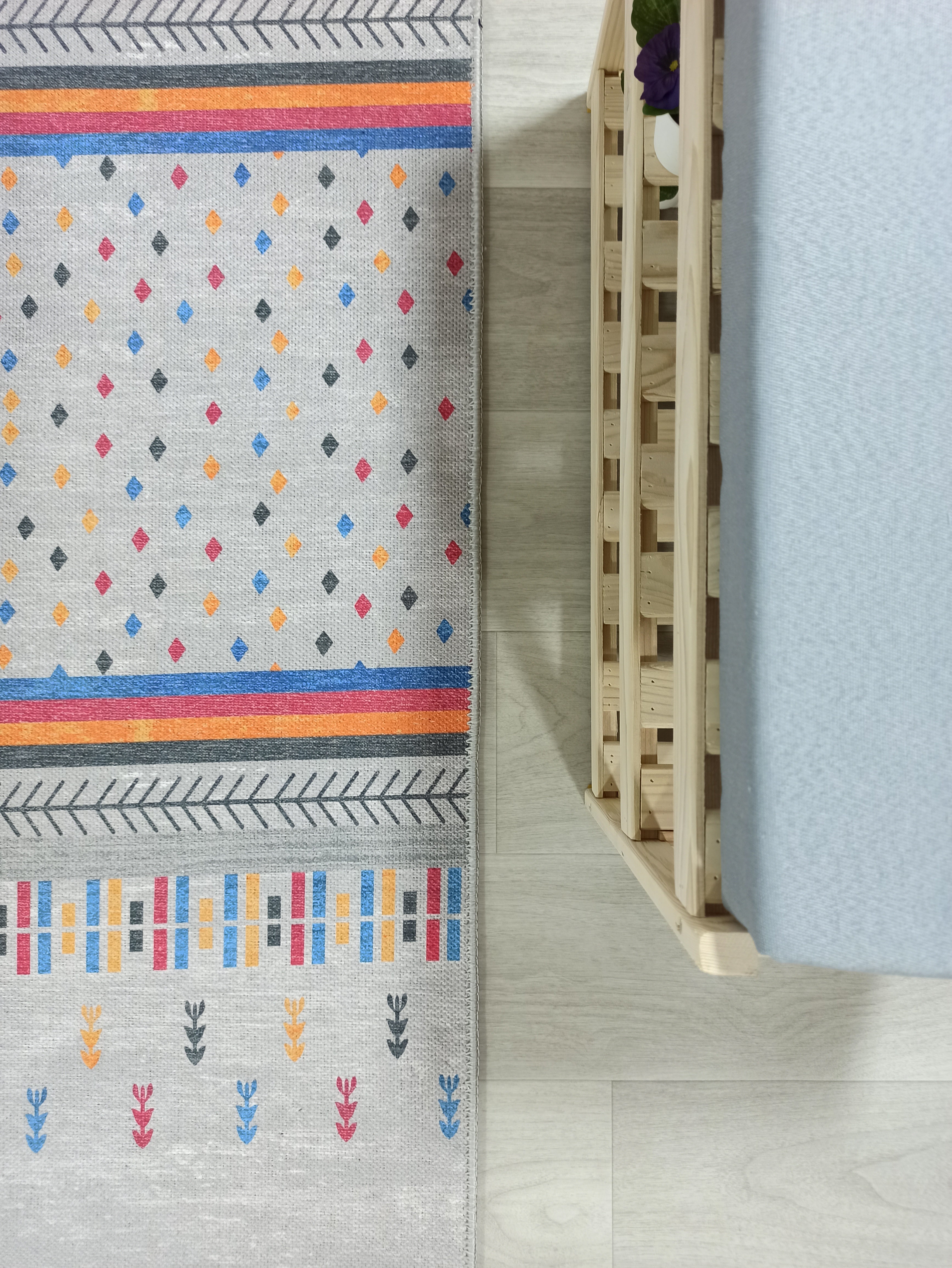 Gri ve Çok Renkli Geometrik Desenli Modern Yolluk