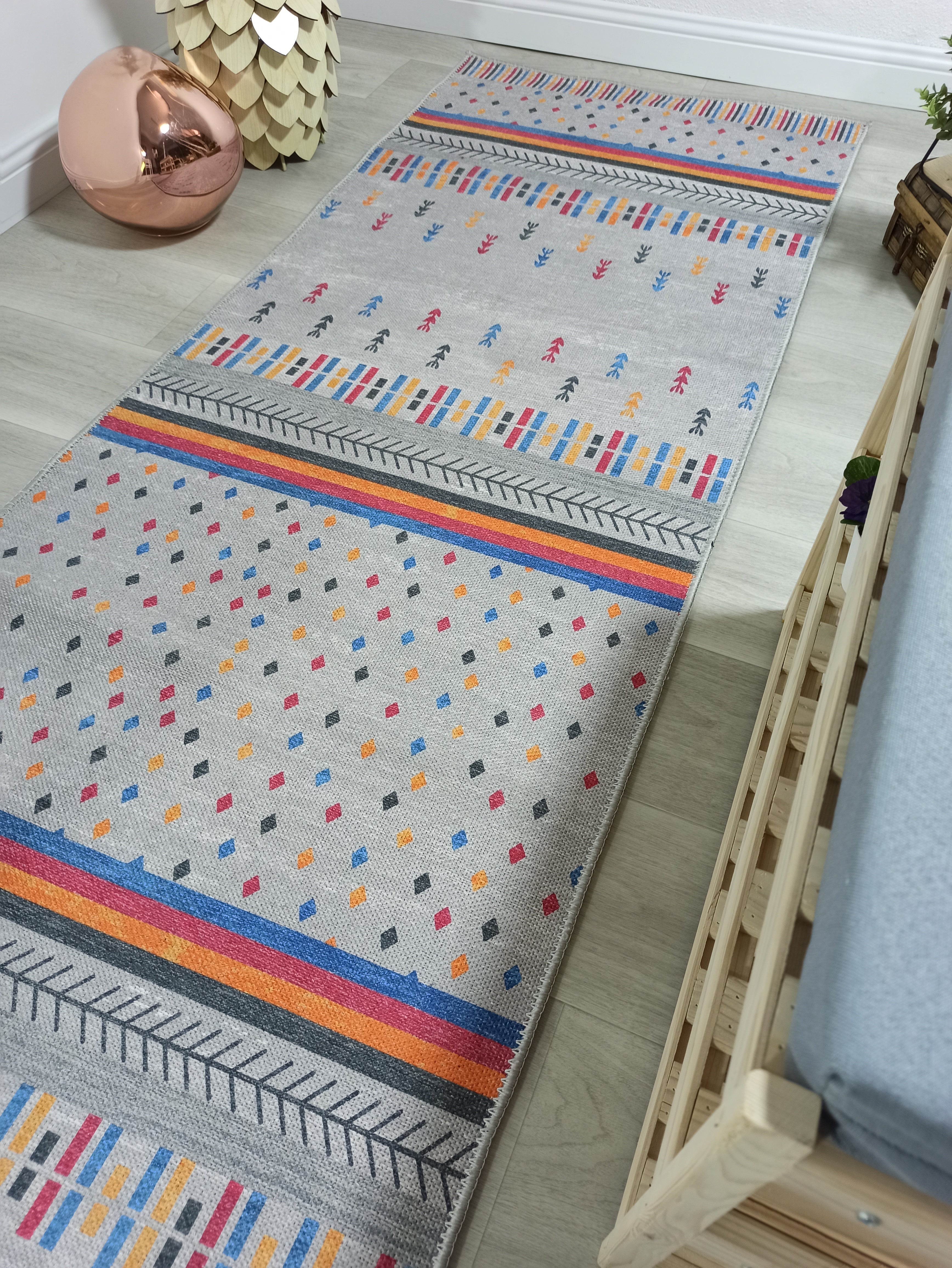 Gri ve Çok Renkli Geometrik Desenli Modern Yolluk