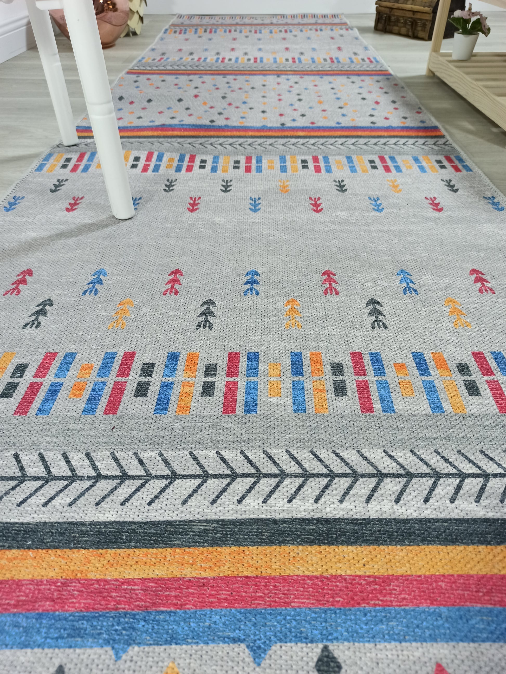 Gri ve Çok Renkli Geometrik Desenli Modern Yolluk