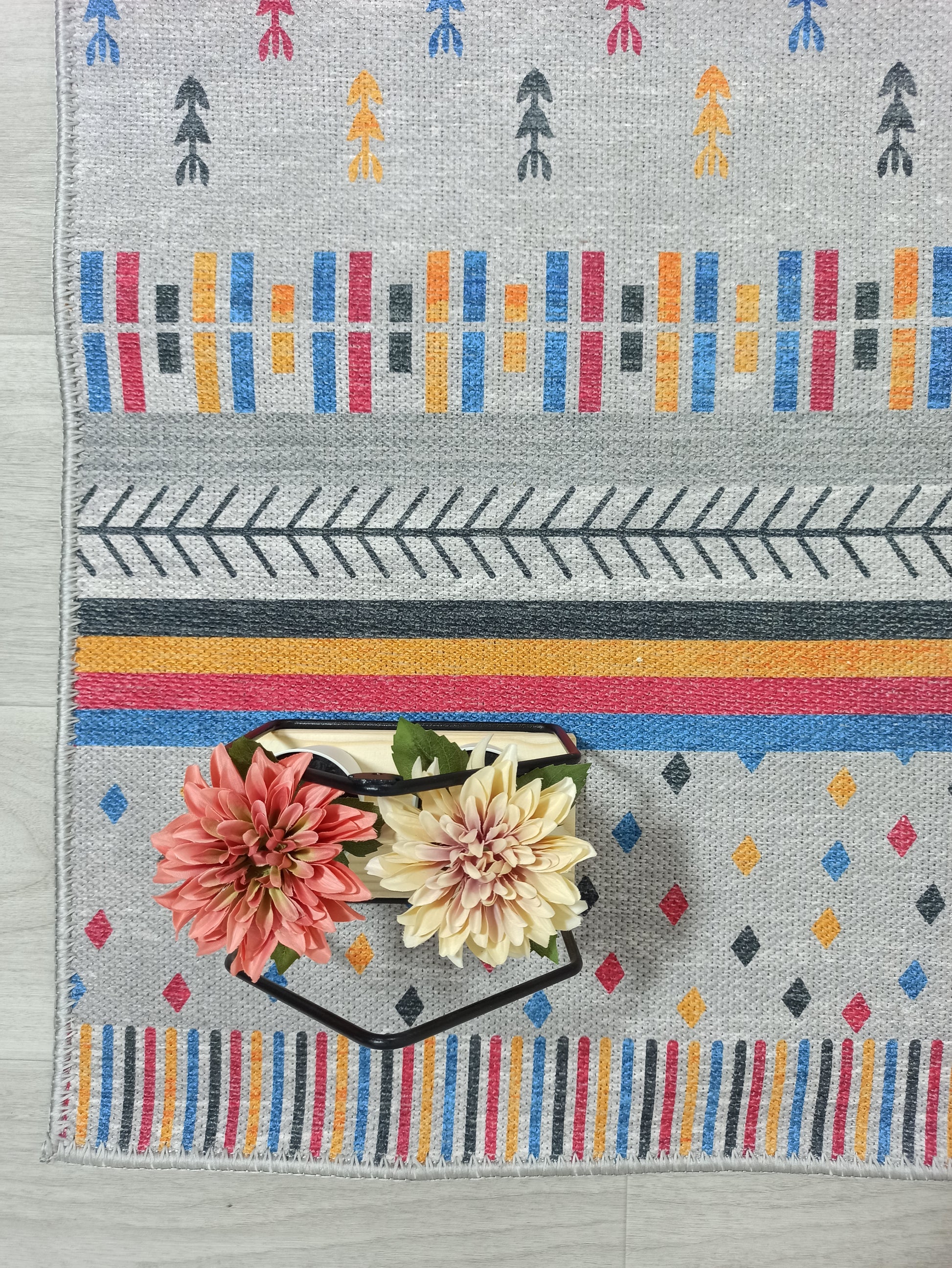 Gri ve Çok Renkli Geometrik Desenli Modern Yolluk