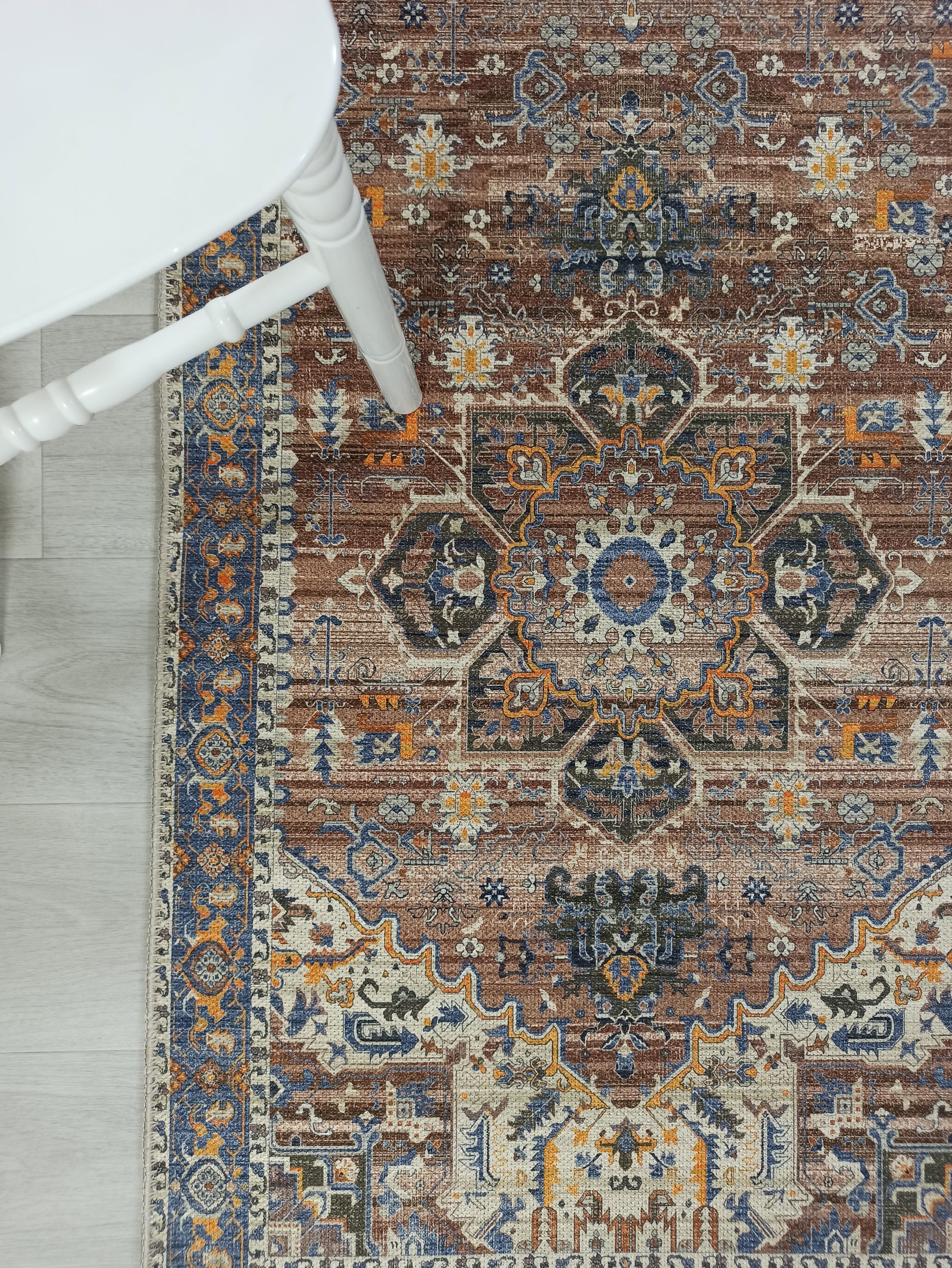 Kahve ve Lacivert Medalyonlu Toprak Tonlu Vintage Yolluk