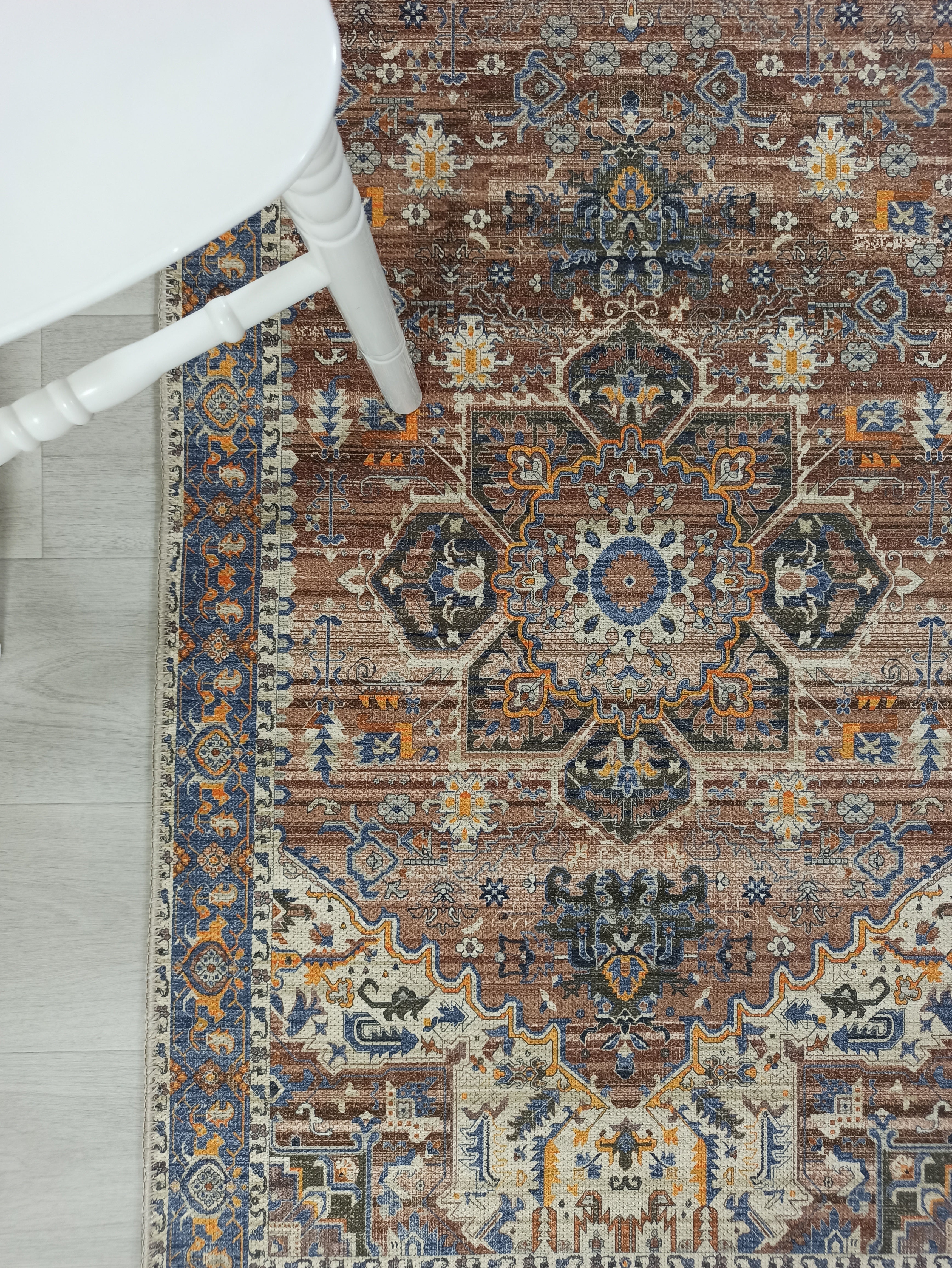 Kahve ve Lacivert Medalyonlu Toprak Tonlu Vintage Yolluk