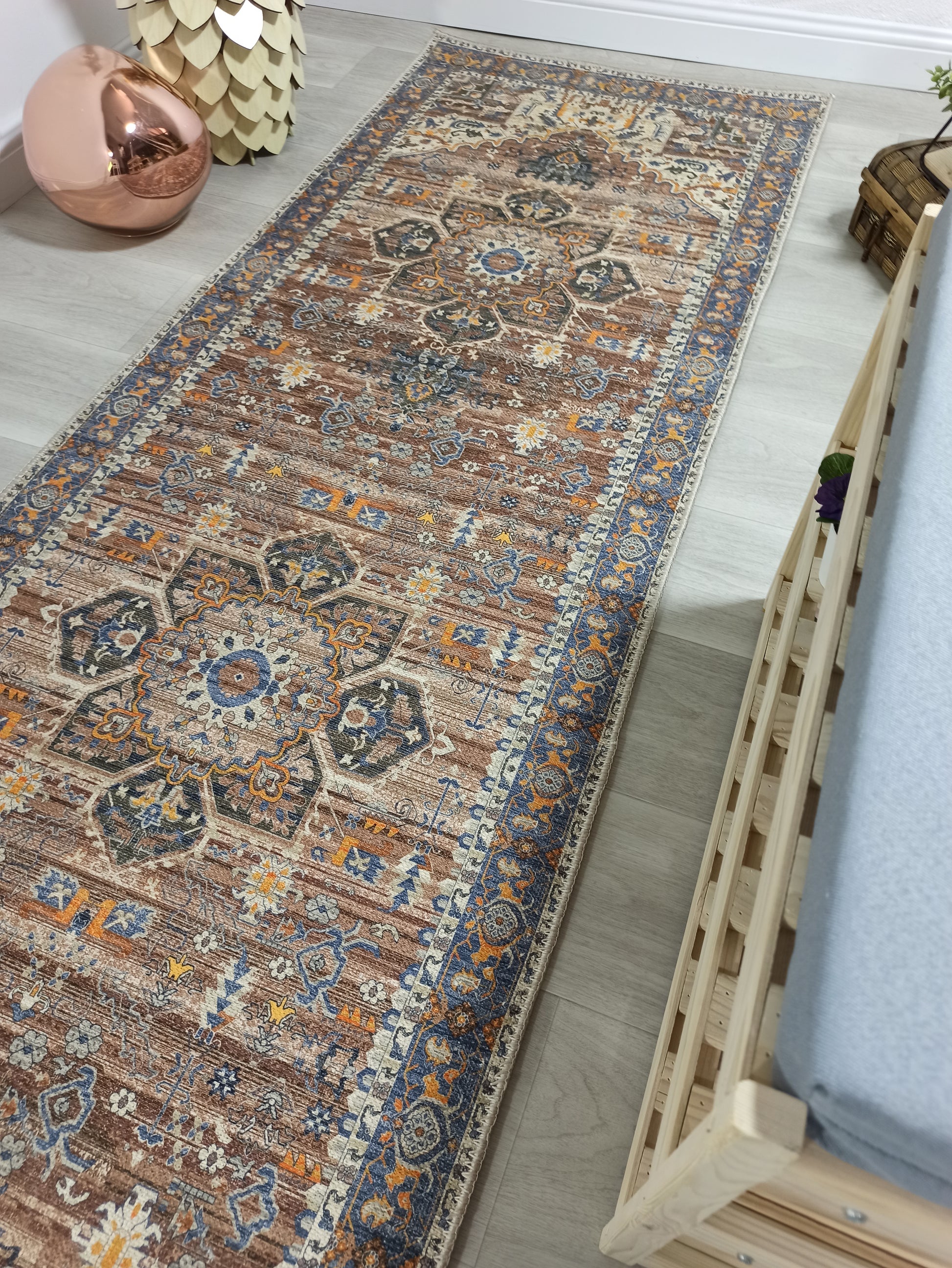 Kahve ve Lacivert Medalyonlu Toprak Tonlu Vintage Yolluk