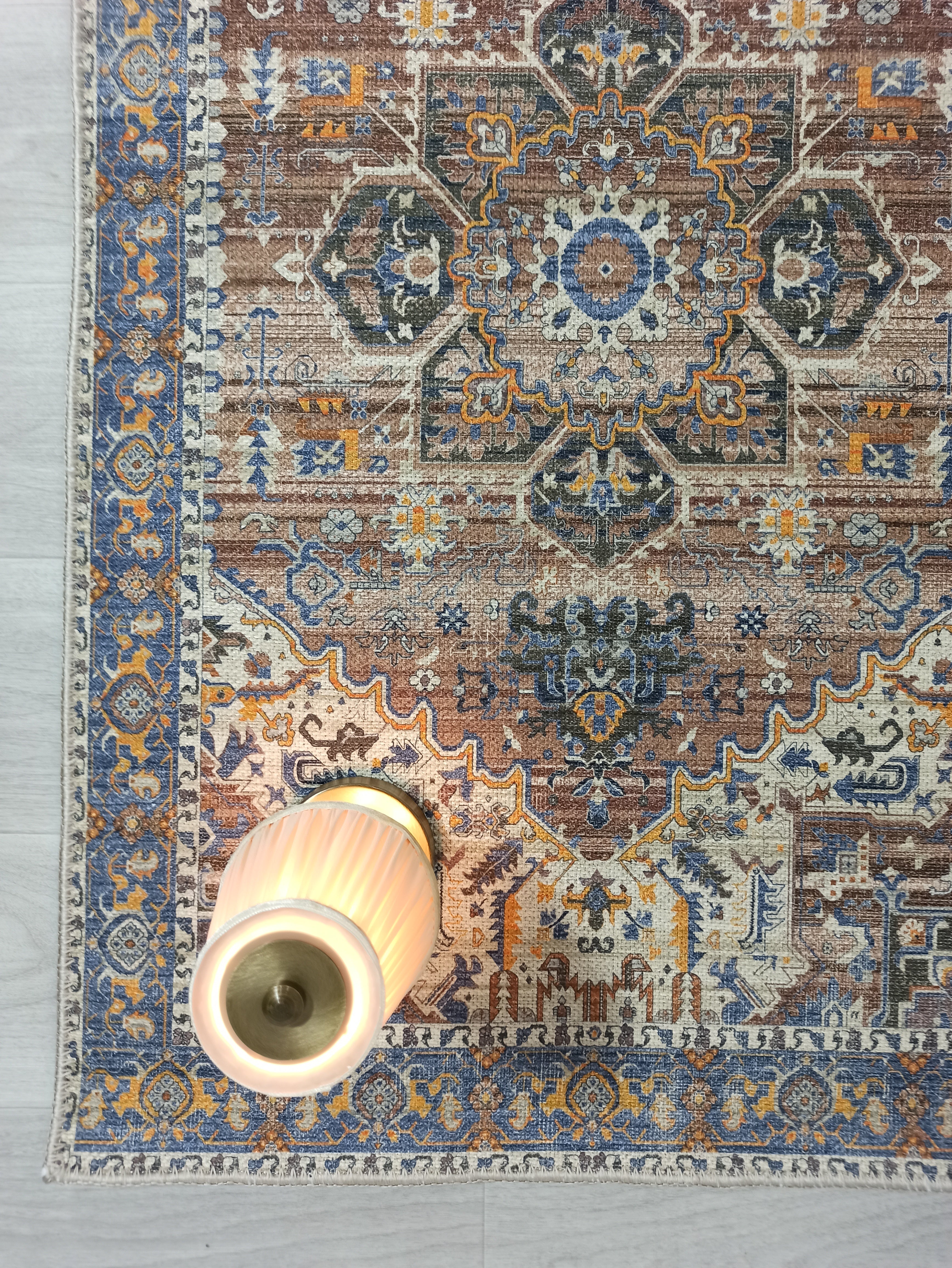 Kahve ve Lacivert Medalyonlu Toprak Tonlu Vintage Yolluk