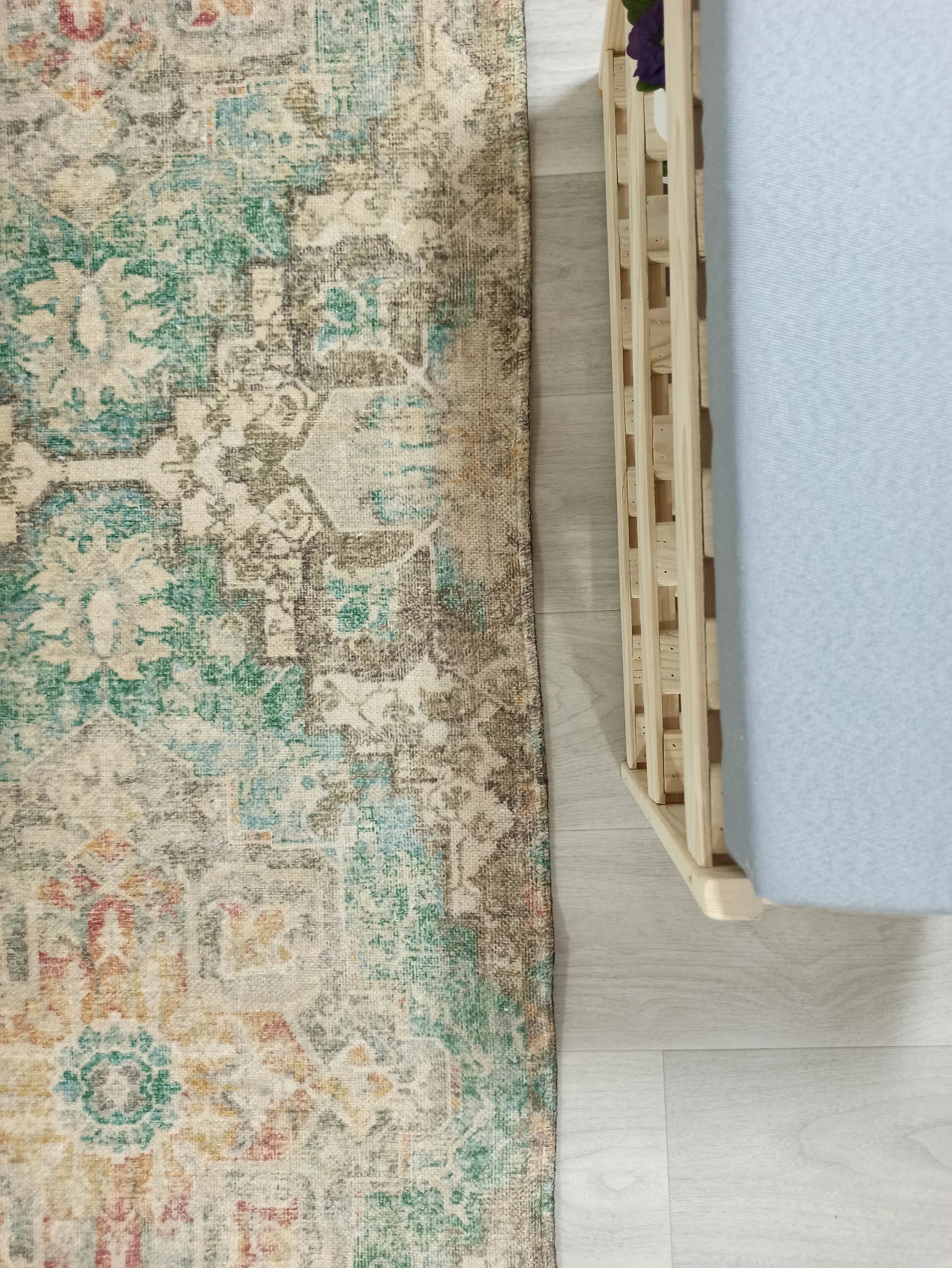 Yeşil ve Bej Eskitme Medalyonlu Vintage Halı