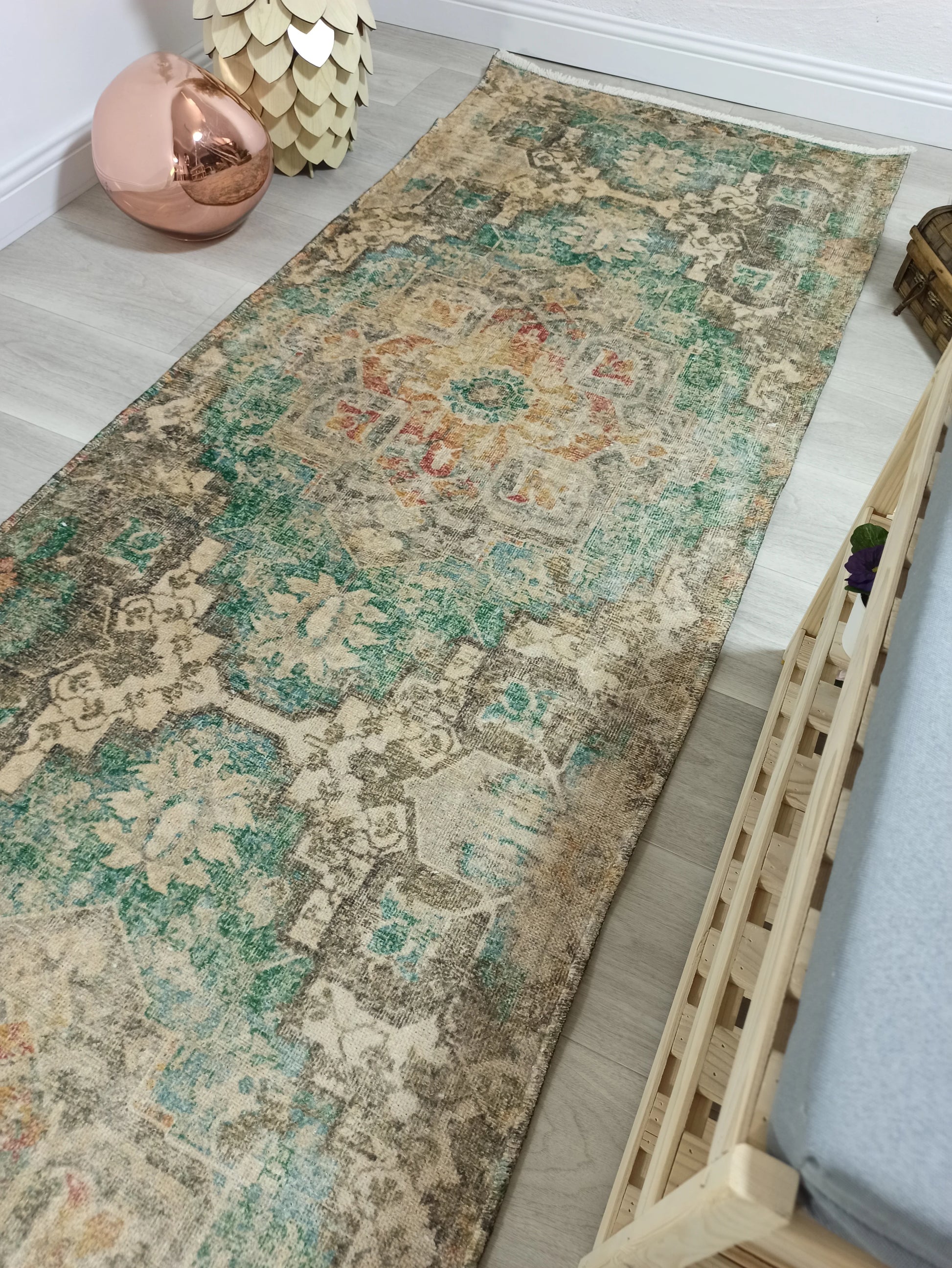 Yeşil ve Bej Eskitme Medalyonlu Vintage Halı