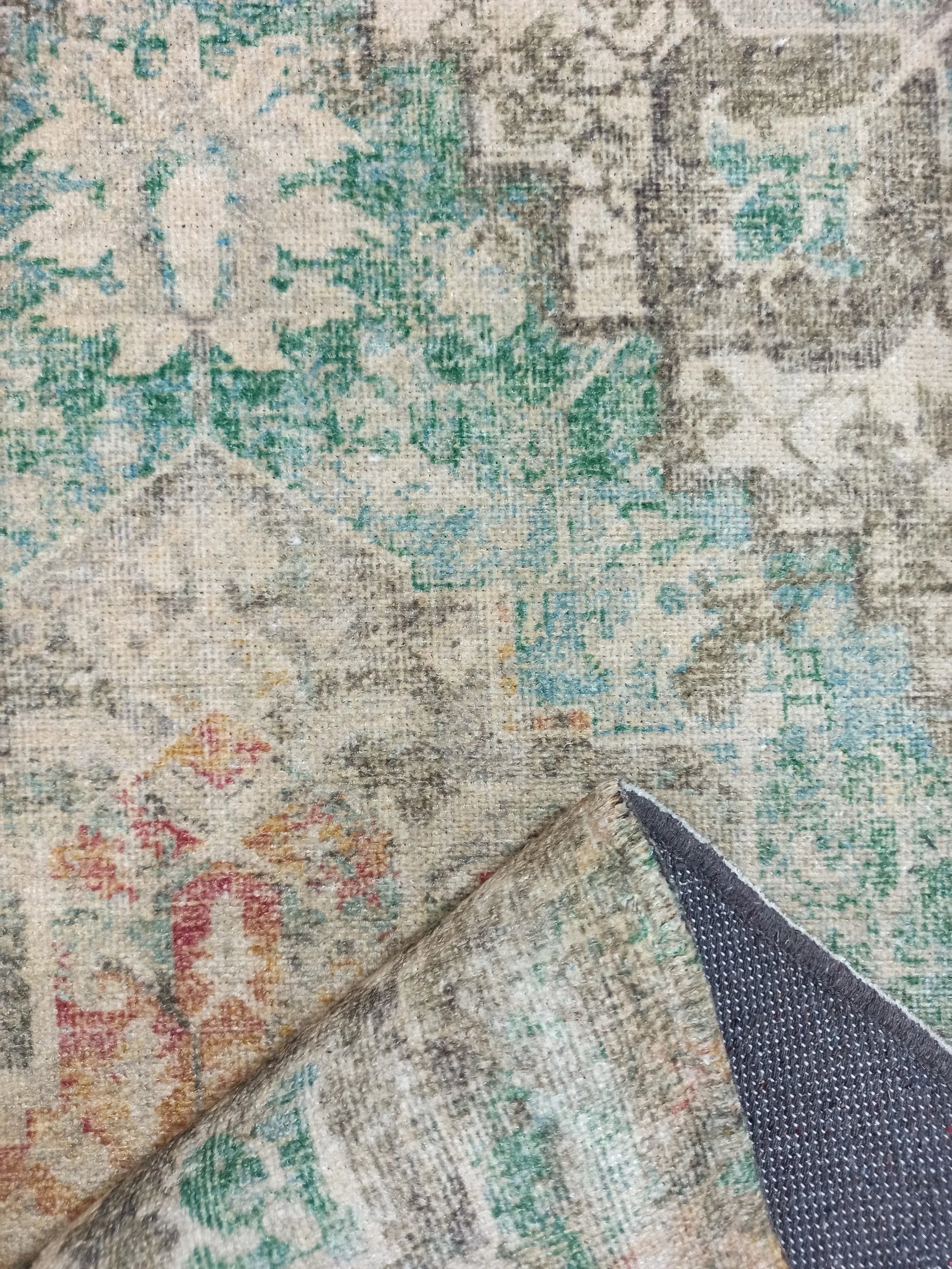 Yeşil ve Bej Eskitme Medalyonlu Vintage Halı