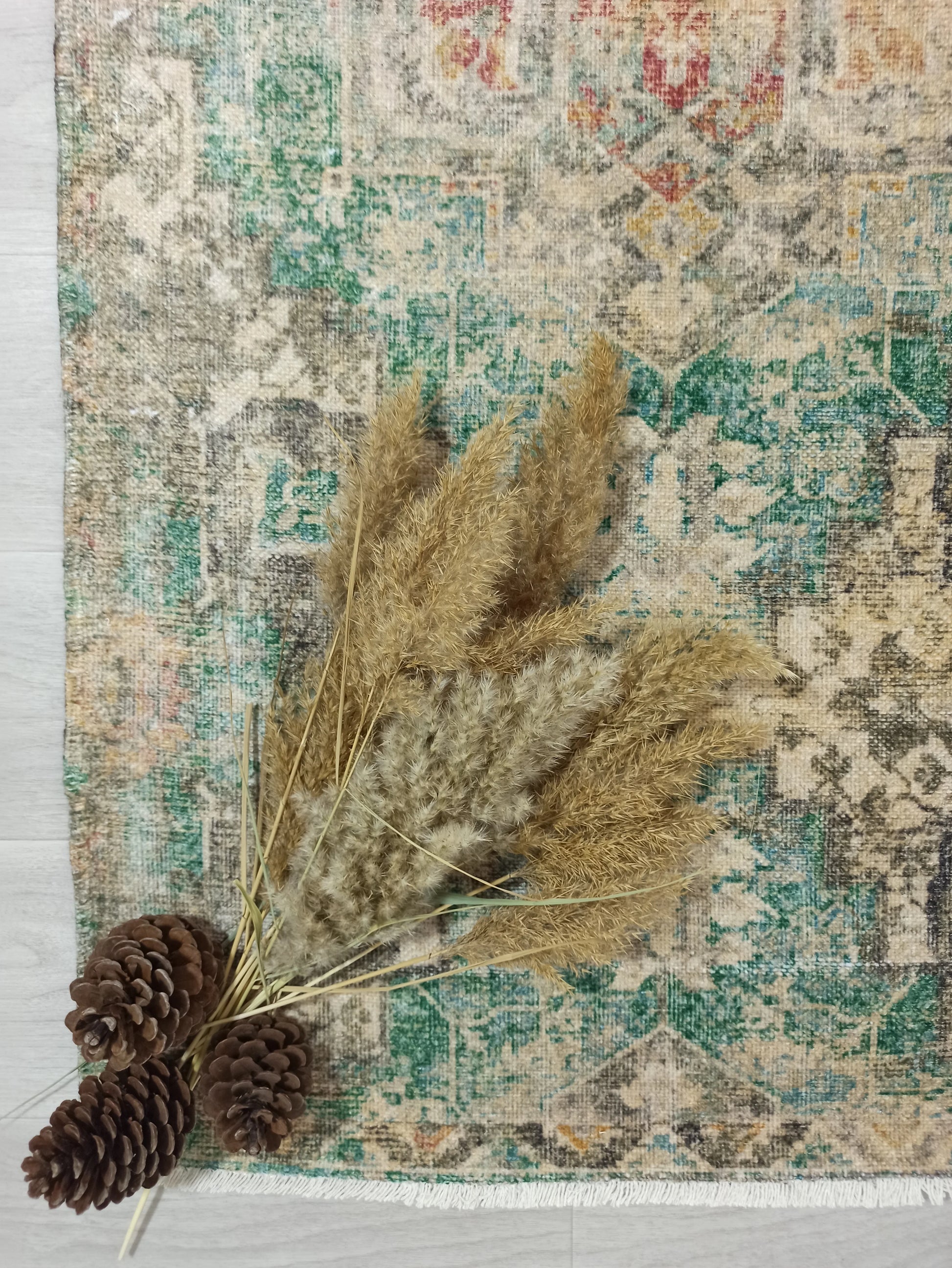 Yeşil ve Bej Eskitme Medalyonlu Vintage Halı