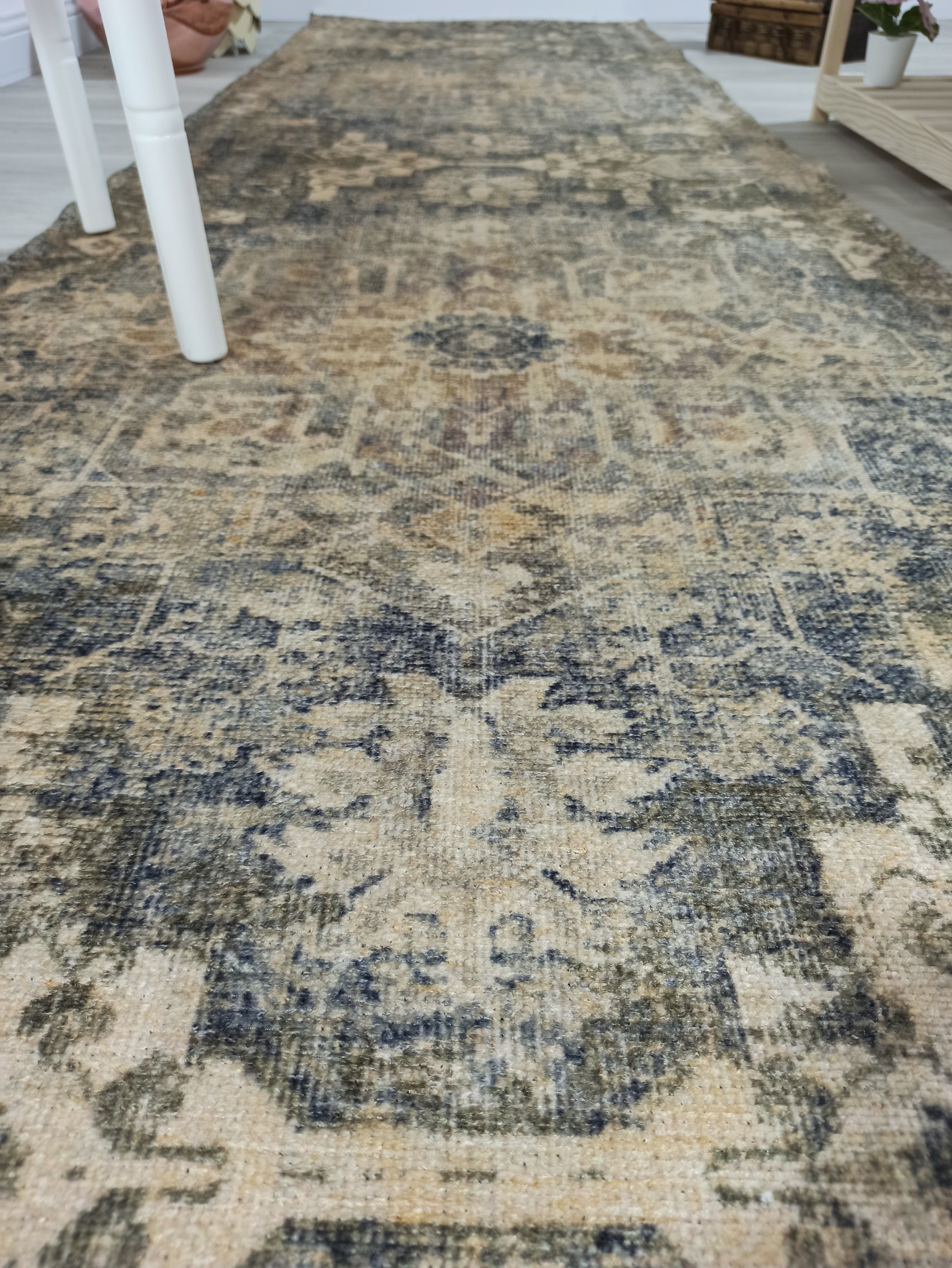 Eskitme Madalyon Desenli Hardal ve Lacivert Vintage Salon Halısı - OUTLET - 4113OU