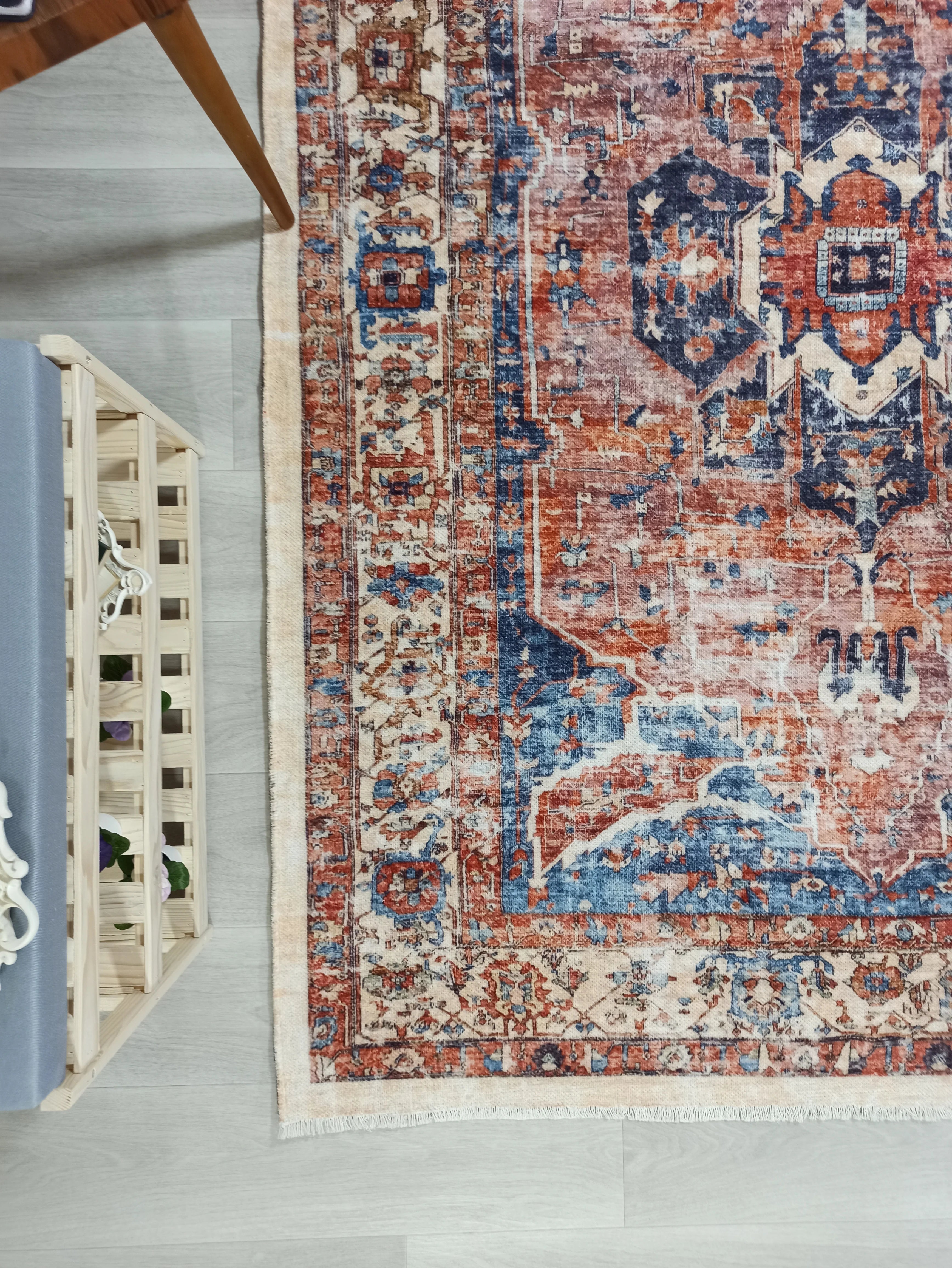 Pas Kırmızısı ve Lacivert Medalyonlu Vintage Halı