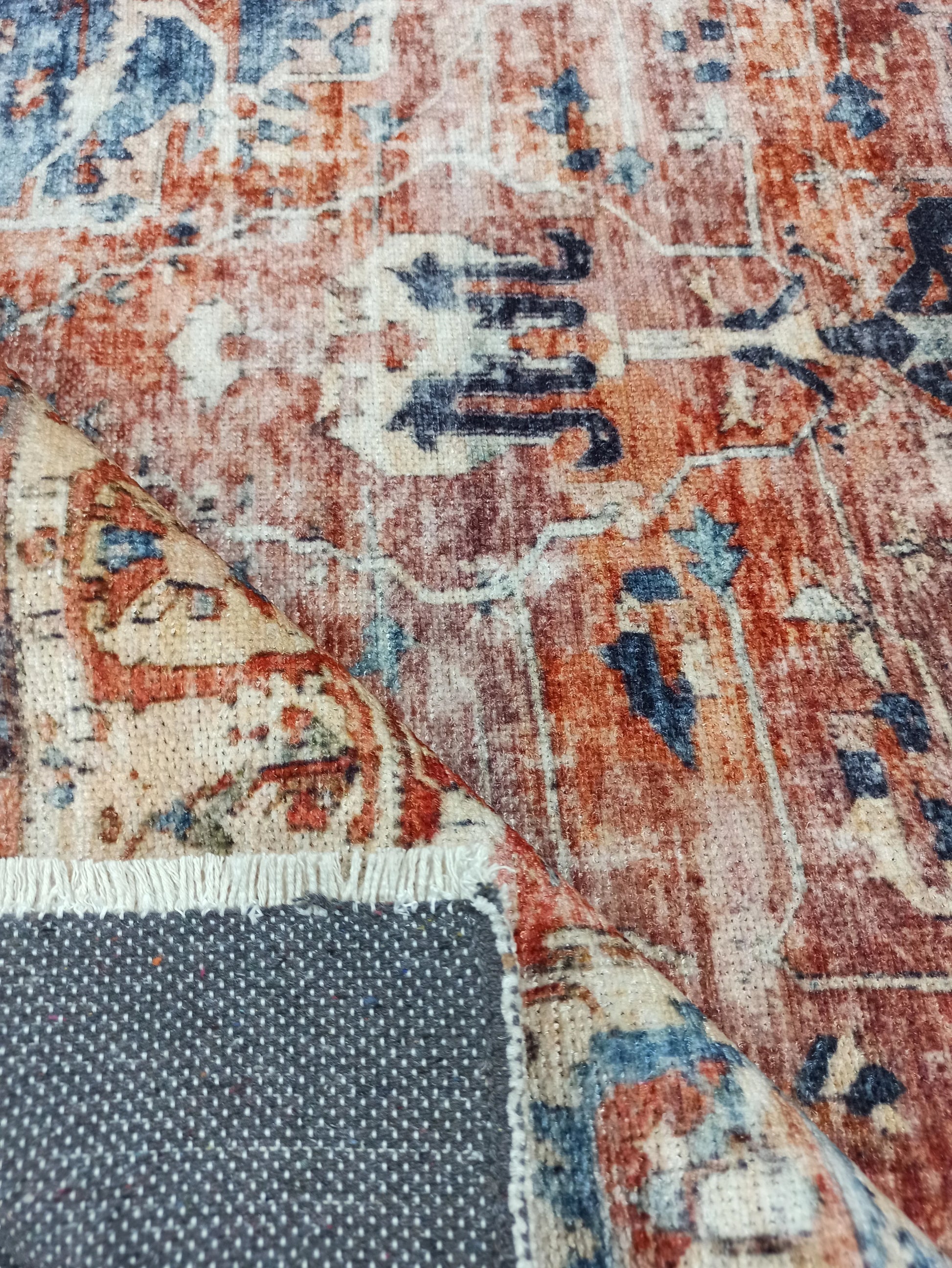 Pas Kırmızısı ve Lacivert Medalyonlu Vintage Halı