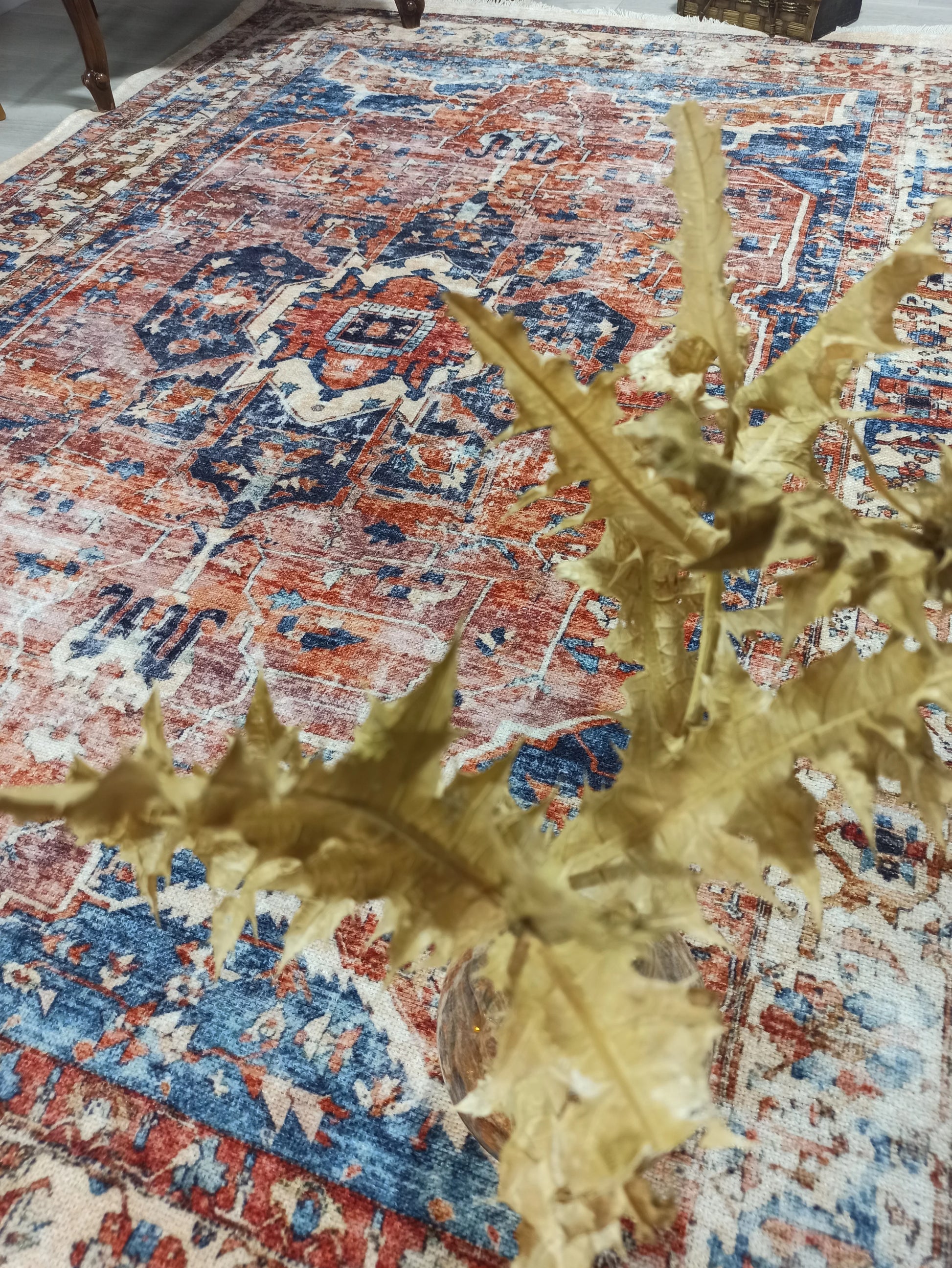 Pas Kırmızısı ve Lacivert Medalyonlu Vintage Halı