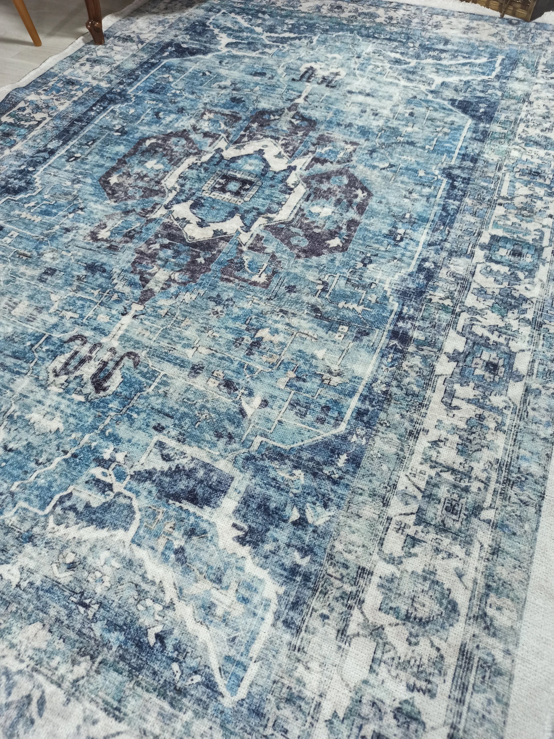 Lacivert ve Buz Mavisi Eskitme Medalyonlu Vintage Halı