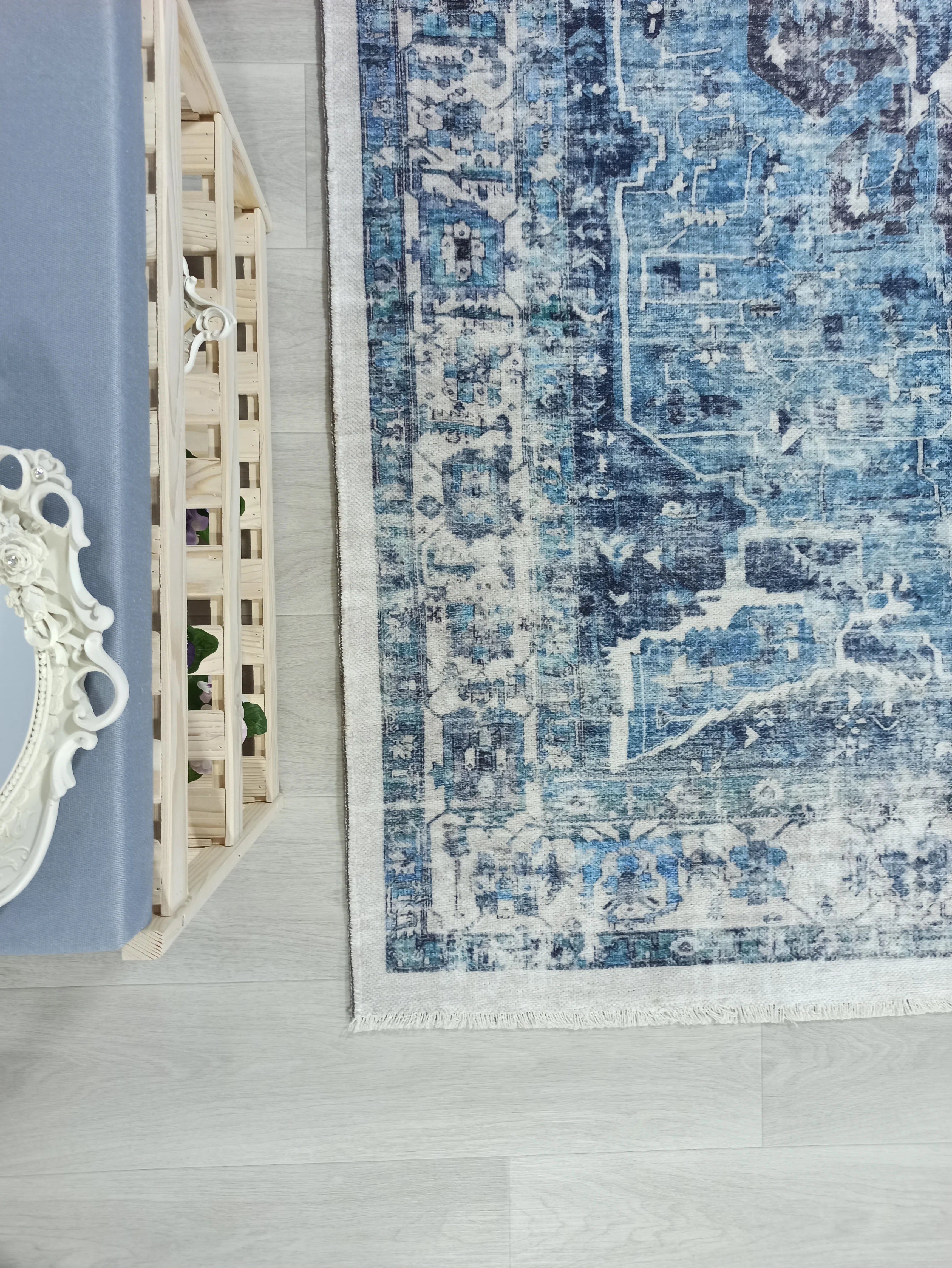 Lacivert ve Buz Mavisi Eskitme Medalyonlu Vintage Halı