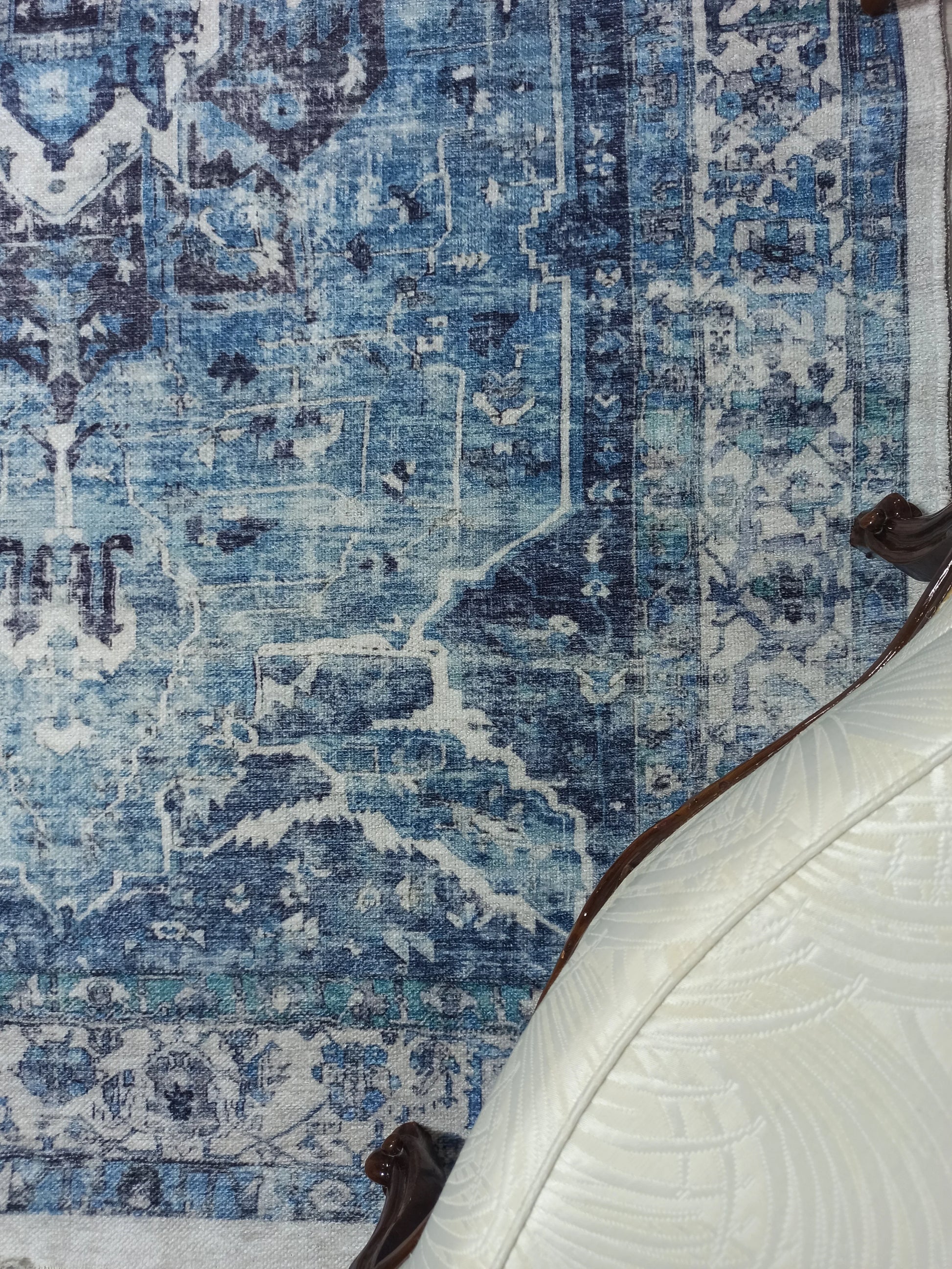 Lacivert ve Buz Mavisi Eskitme Medalyonlu Vintage Halı