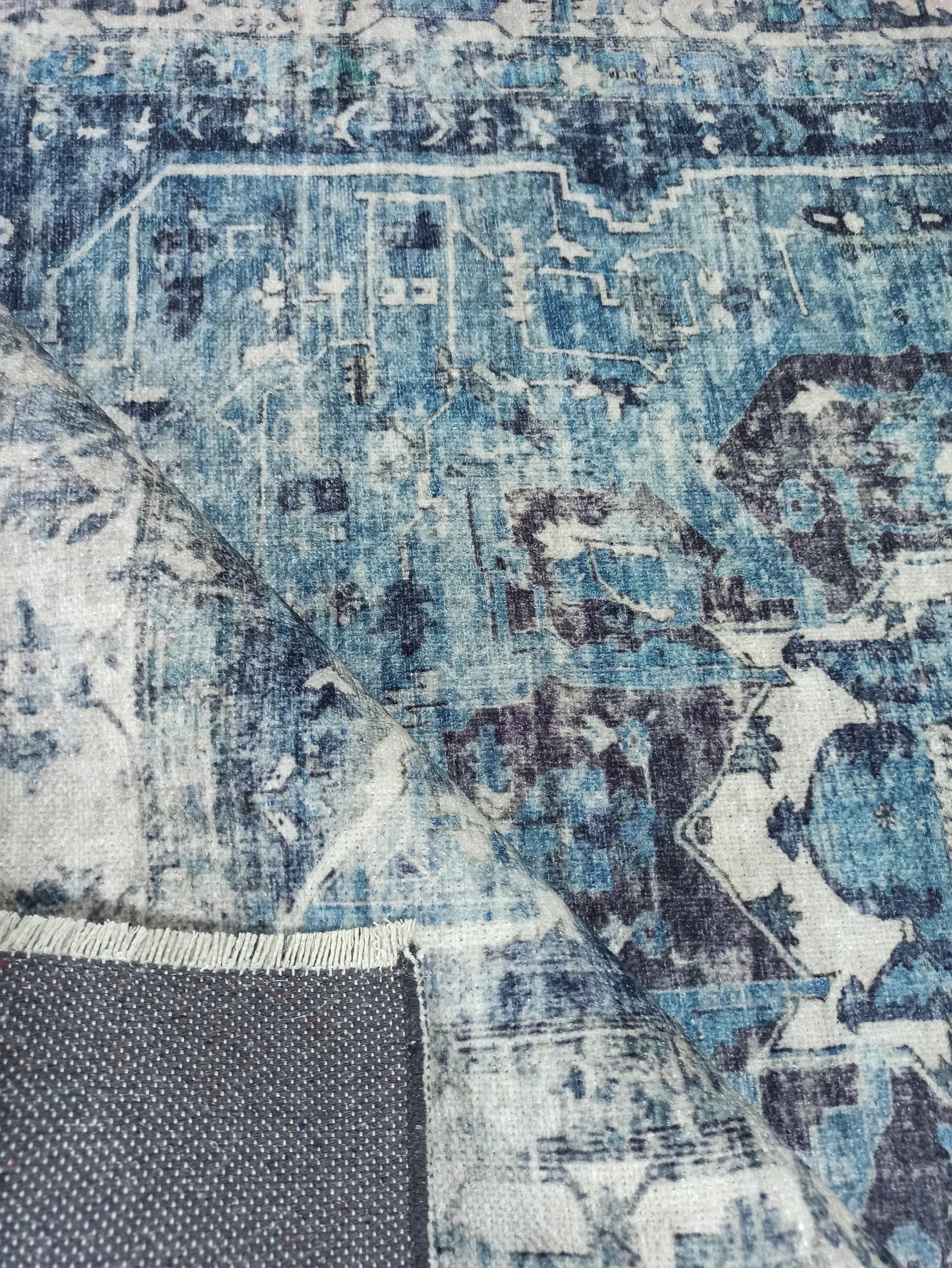 Lacivert ve Buz Mavisi Eskitme Medalyonlu Vintage Halı