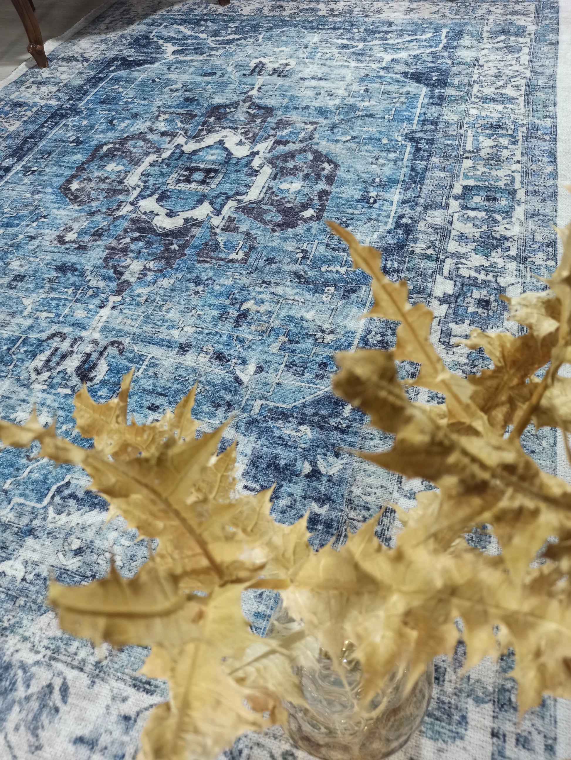 Lacivert ve Buz Mavisi Eskitme Medalyonlu Vintage Halı