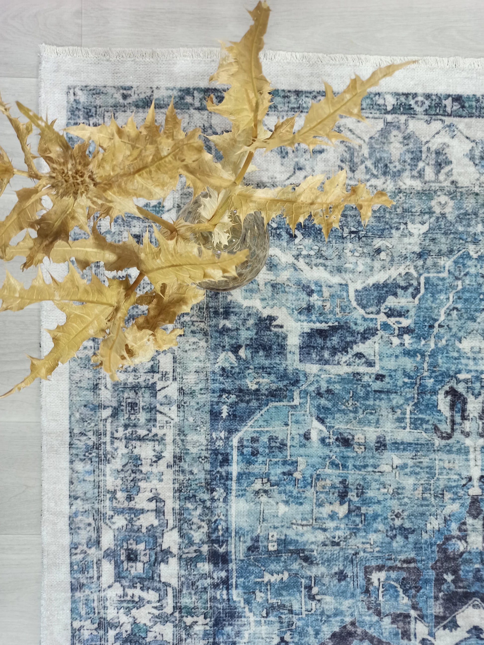 Lacivert ve Buz Mavisi Eskitme Medalyonlu Vintage Halı