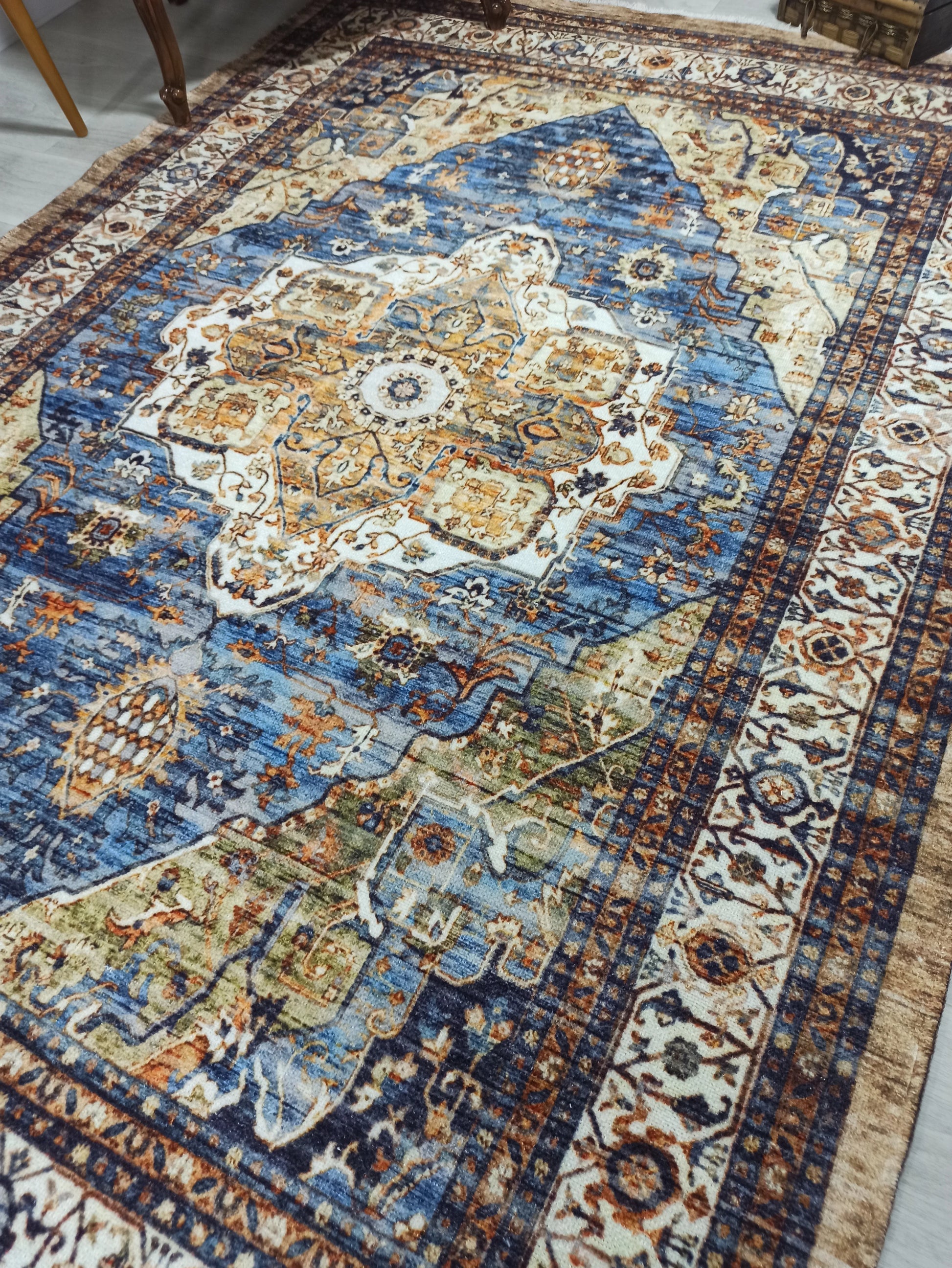 Lacivert ve Hardal Sarısı Medalyonlu Geleneksel Halı