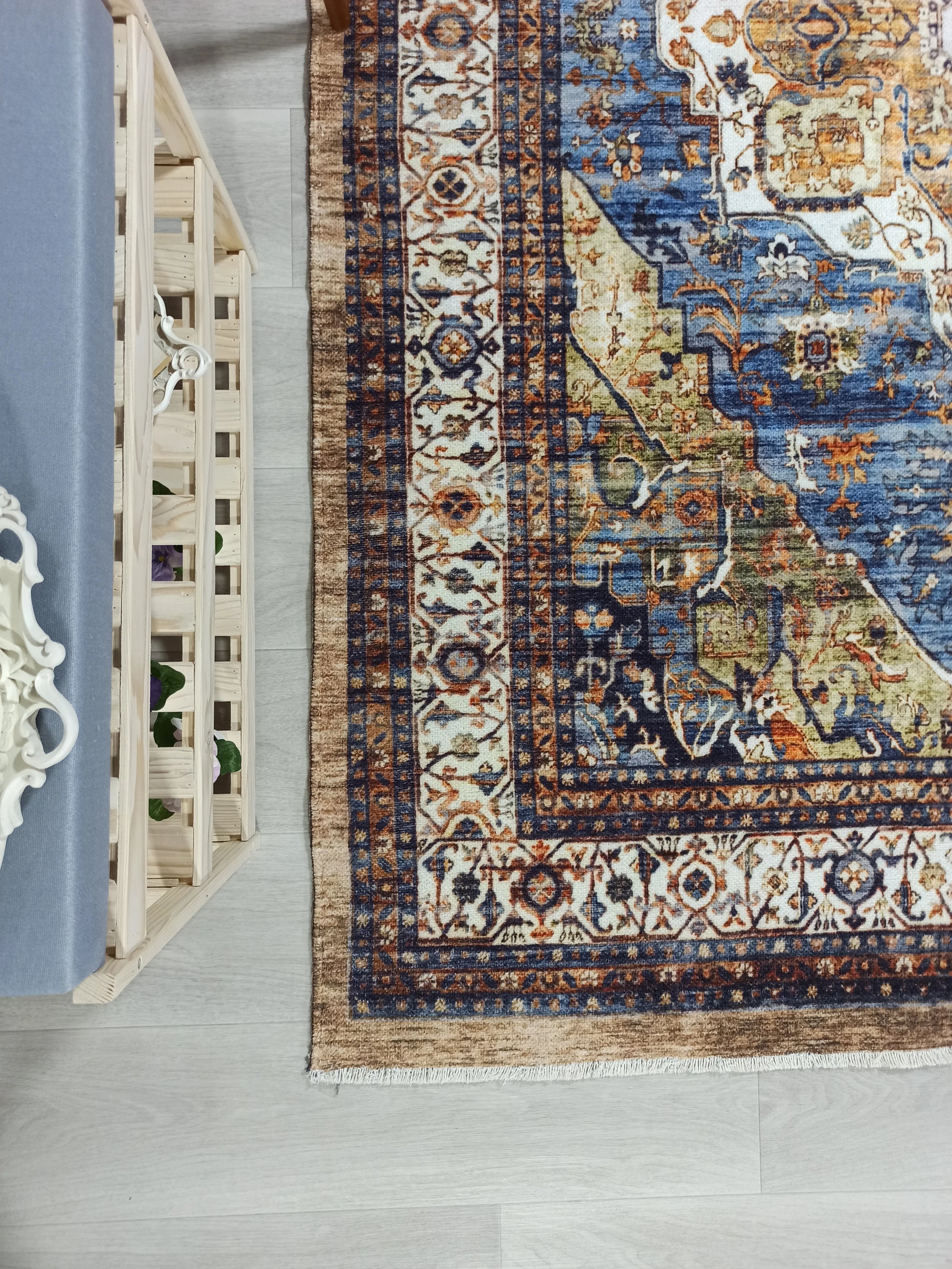 Lacivert ve Hardal Sarısı Medalyonlu Geleneksel Halı