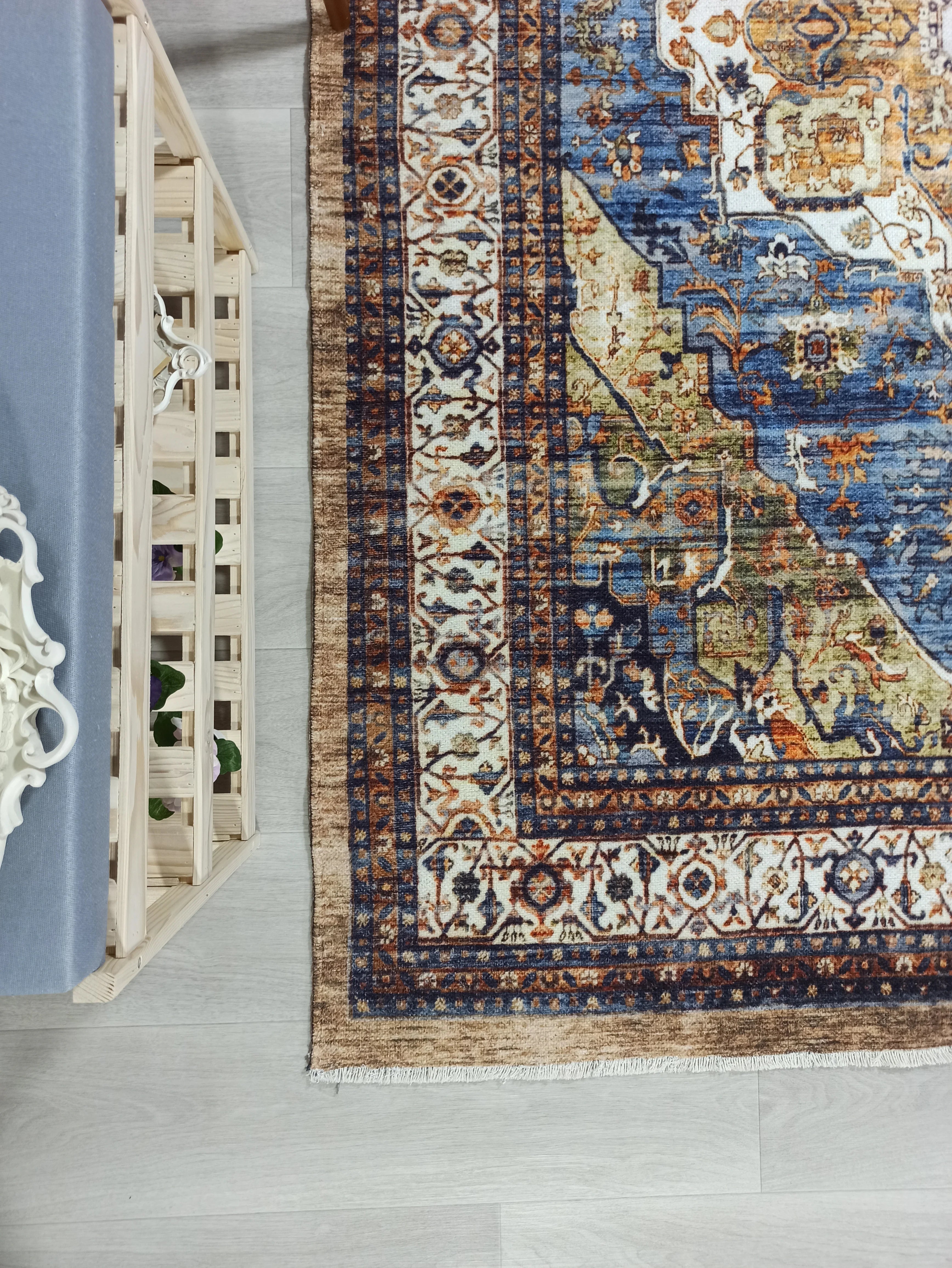 Lacivert ve Hardal Sarısı Medalyonlu Geleneksel Halı