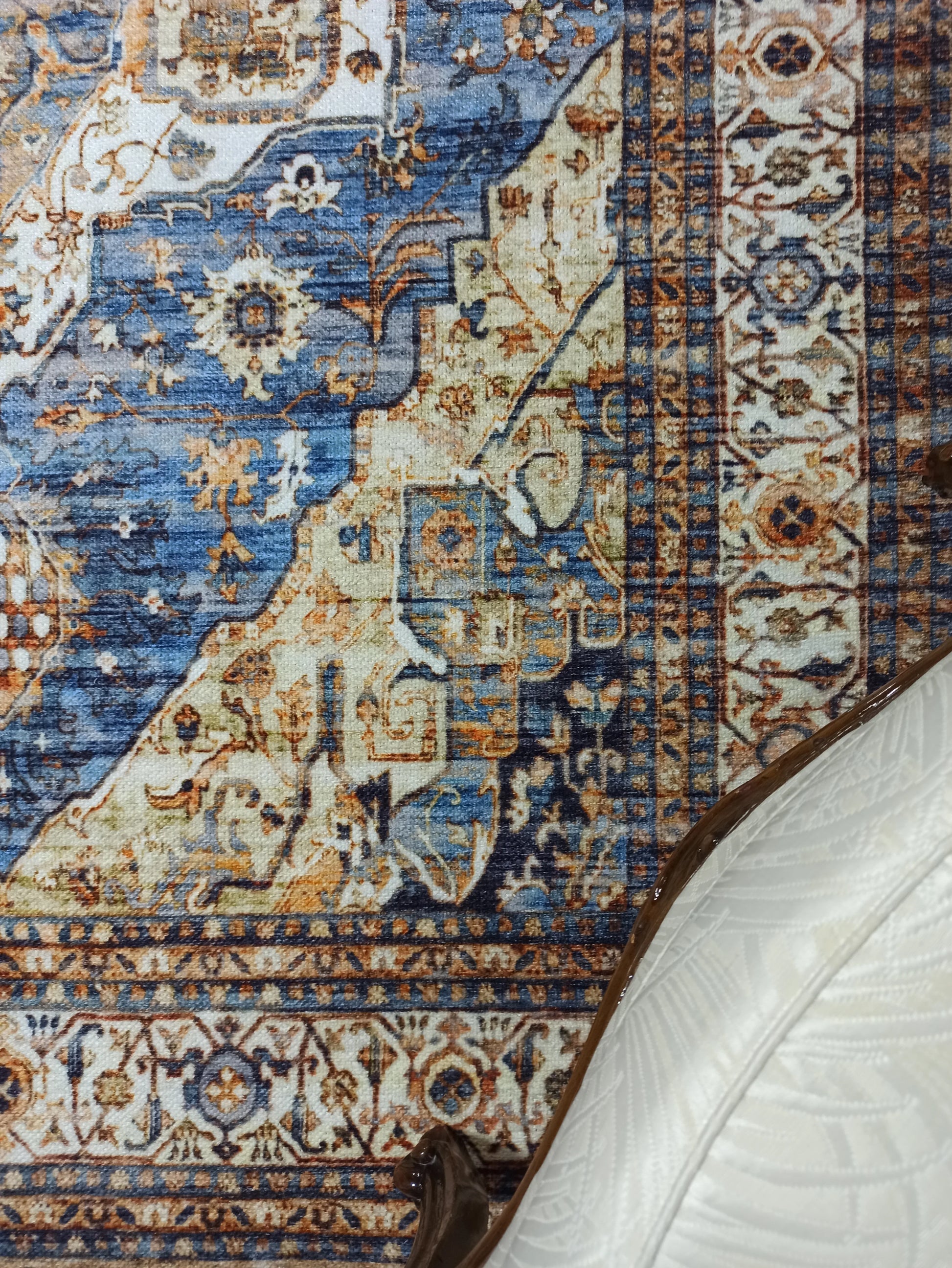 Lacivert ve Hardal Sarısı Medalyonlu Geleneksel Halı