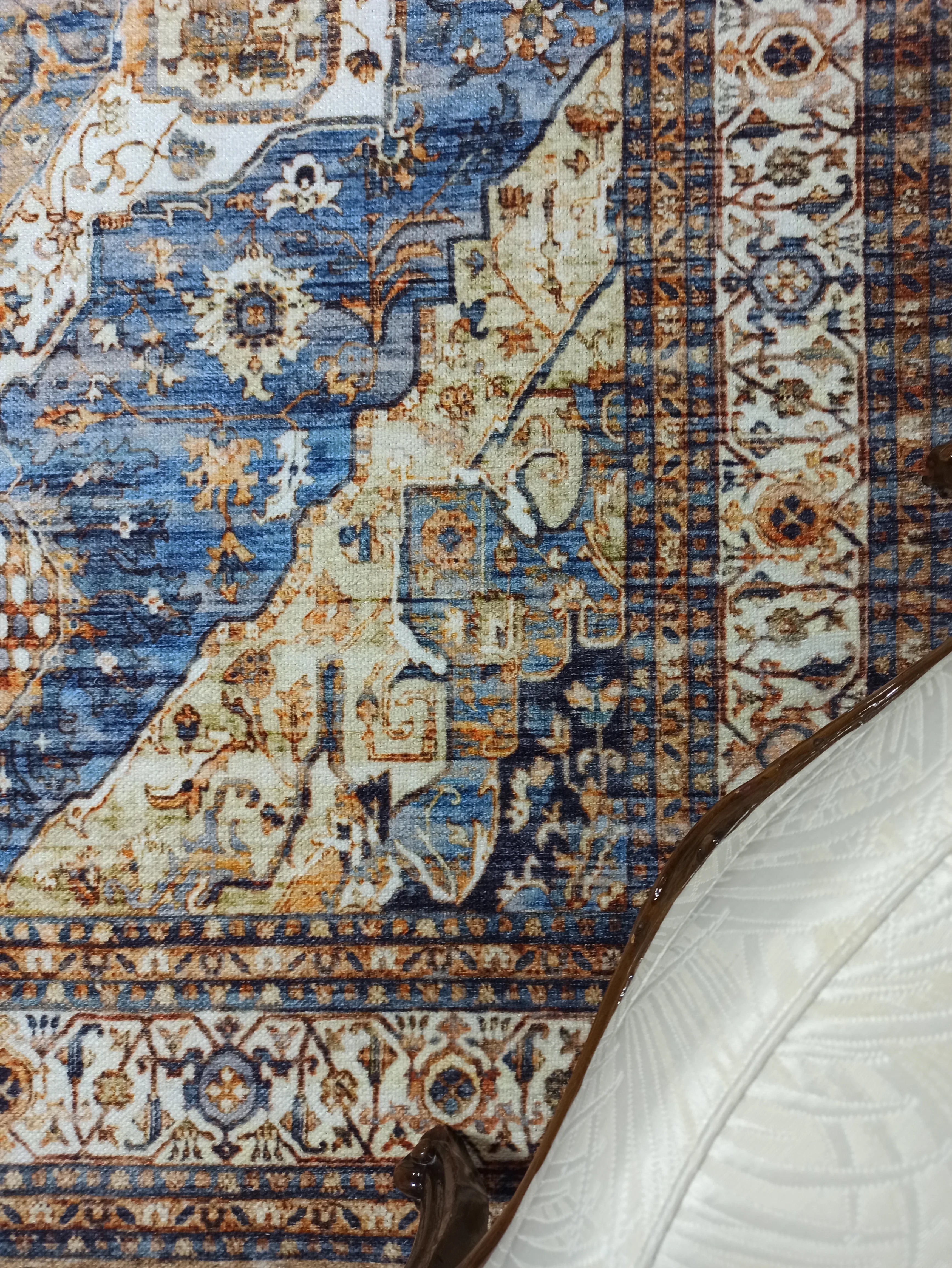 Lacivert ve Hardal Sarısı Medalyonlu Geleneksel Halı