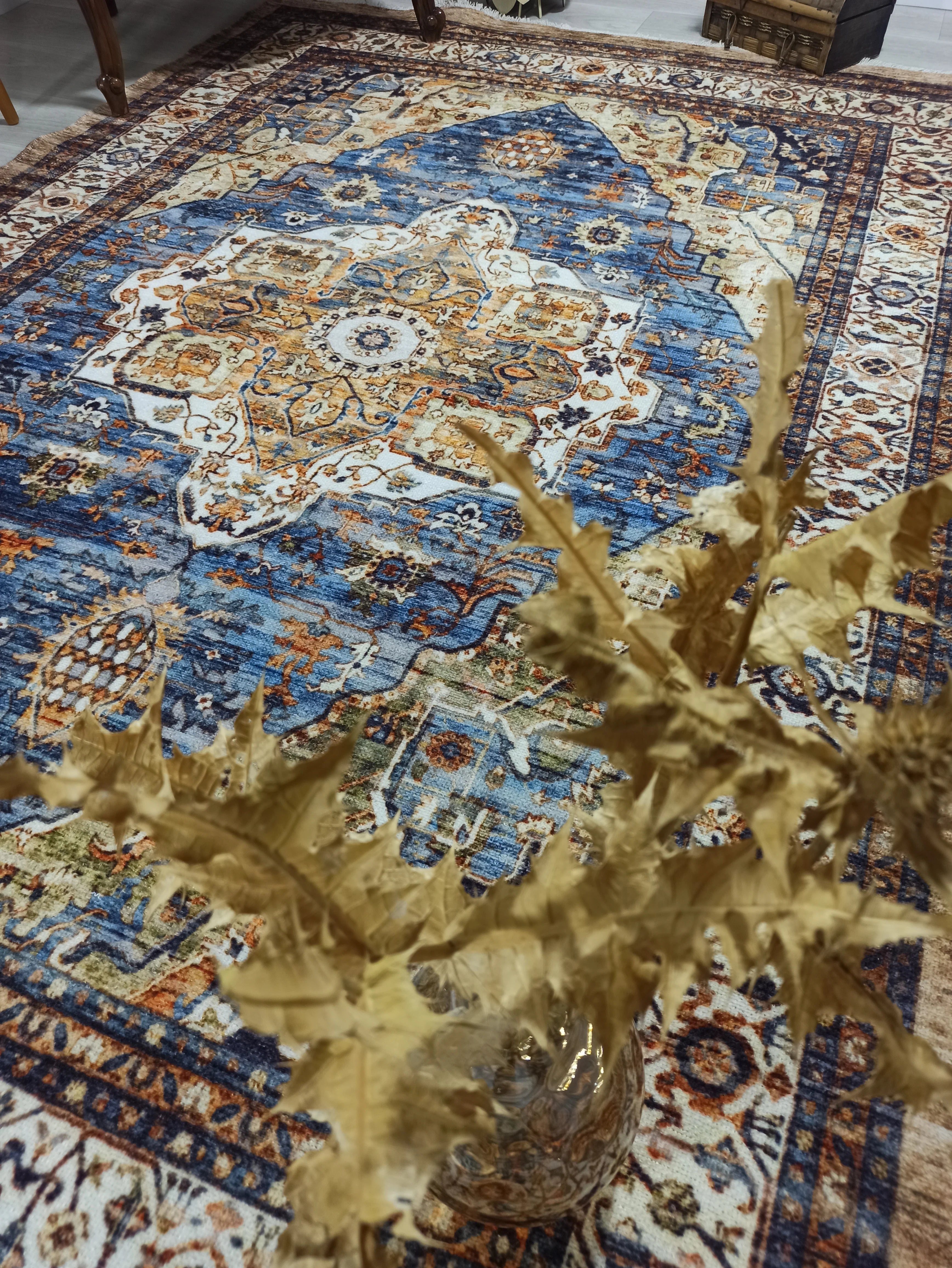 Lacivert ve Hardal Sarısı Medalyonlu Geleneksel Halı