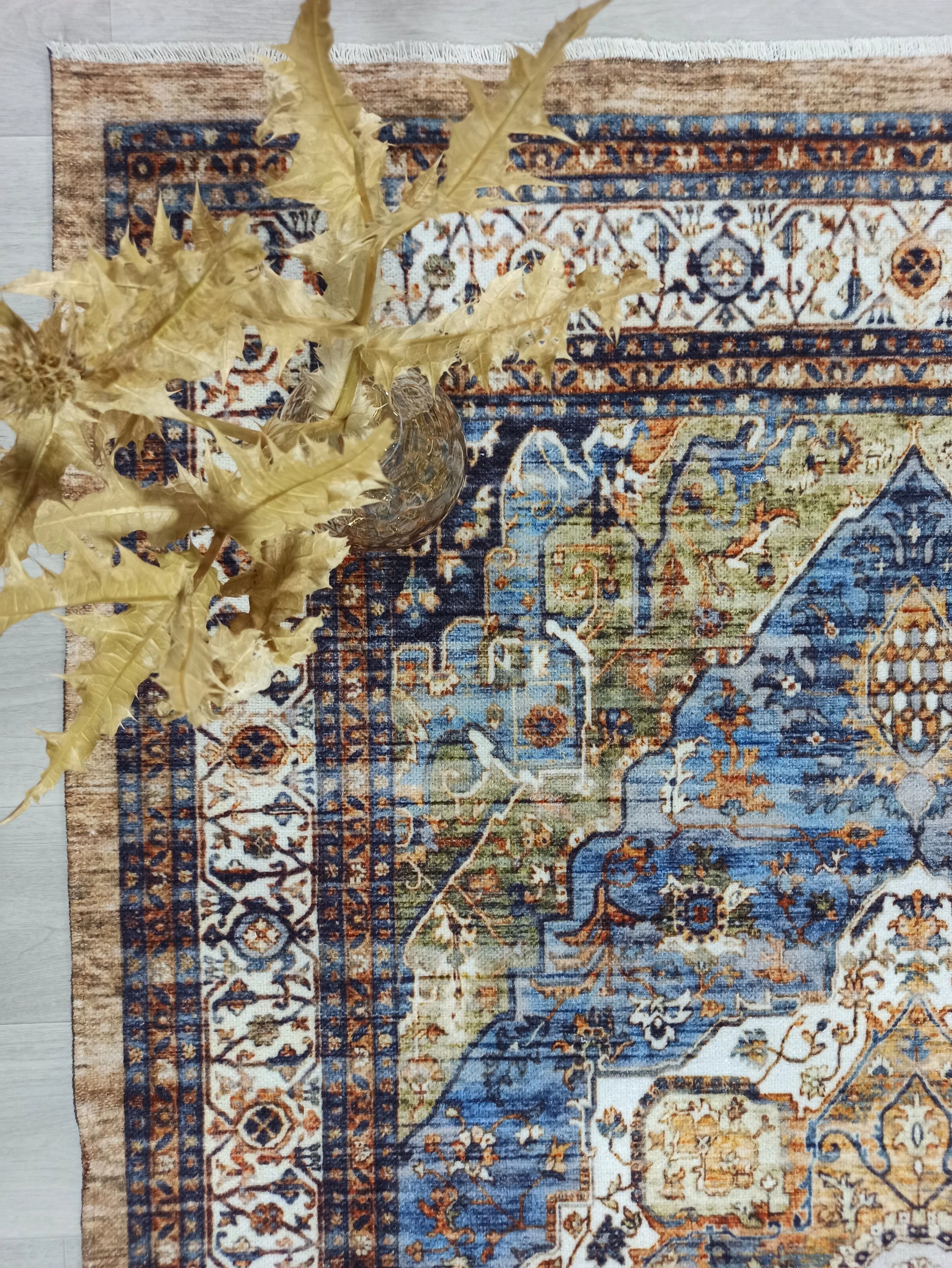 Lacivert ve Hardal Sarısı Medalyonlu Geleneksel Halı