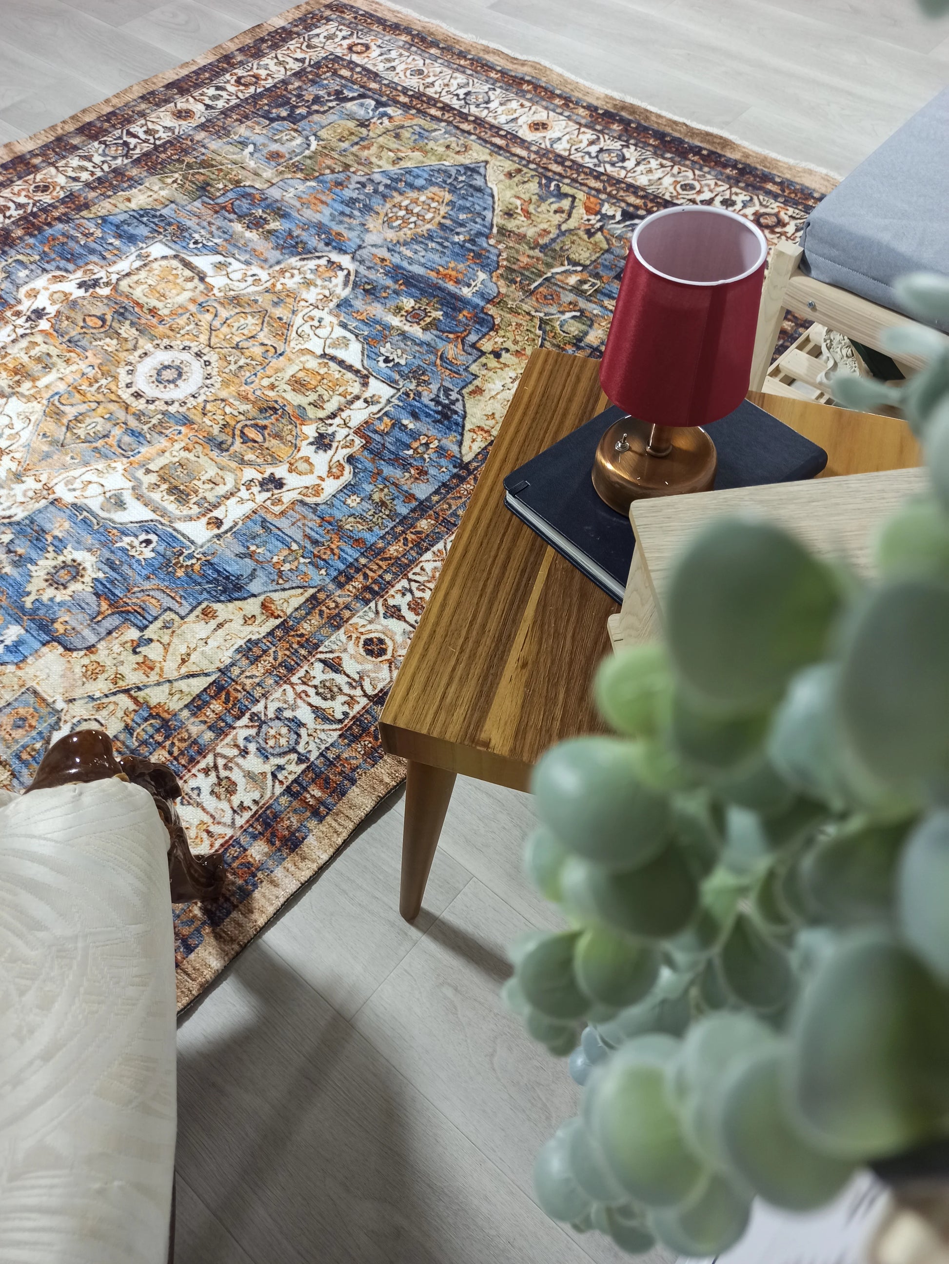 Lacivert ve Hardal Sarısı Medalyonlu Geleneksel Halı